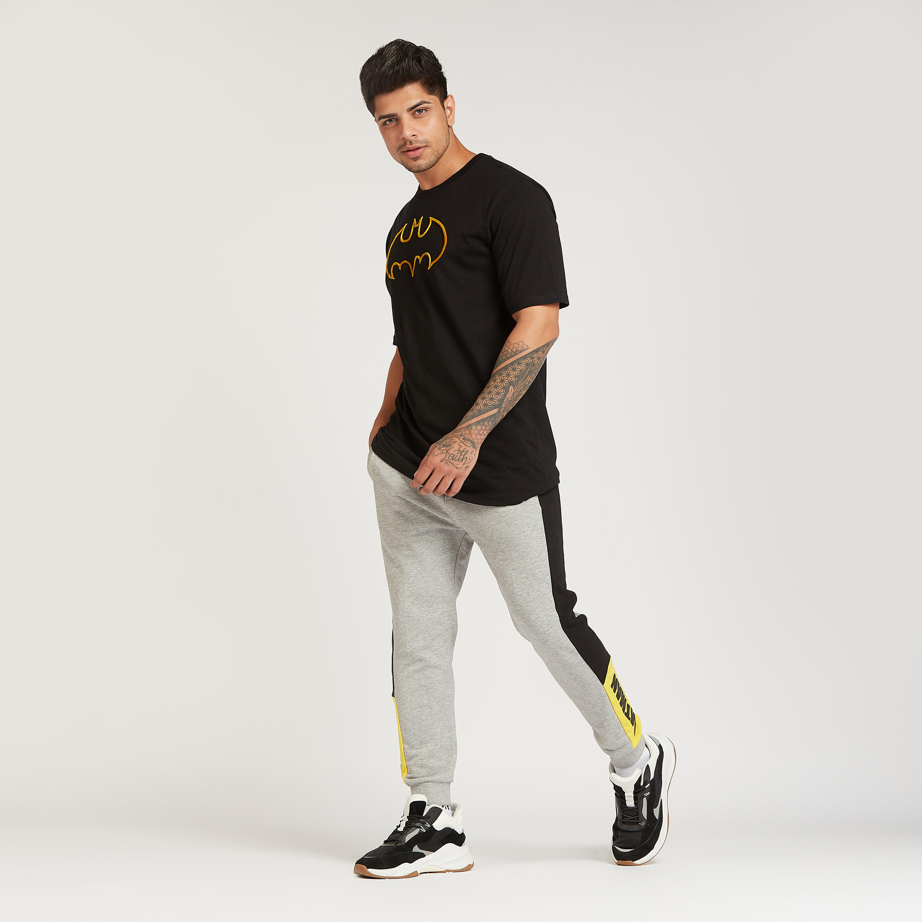 تيشيرت بقصة سليم بياقة ضيقة وأكمام قصيرة وطبعات باتمان-men-clothing-tshirtsandpolos-tshirts-image-2