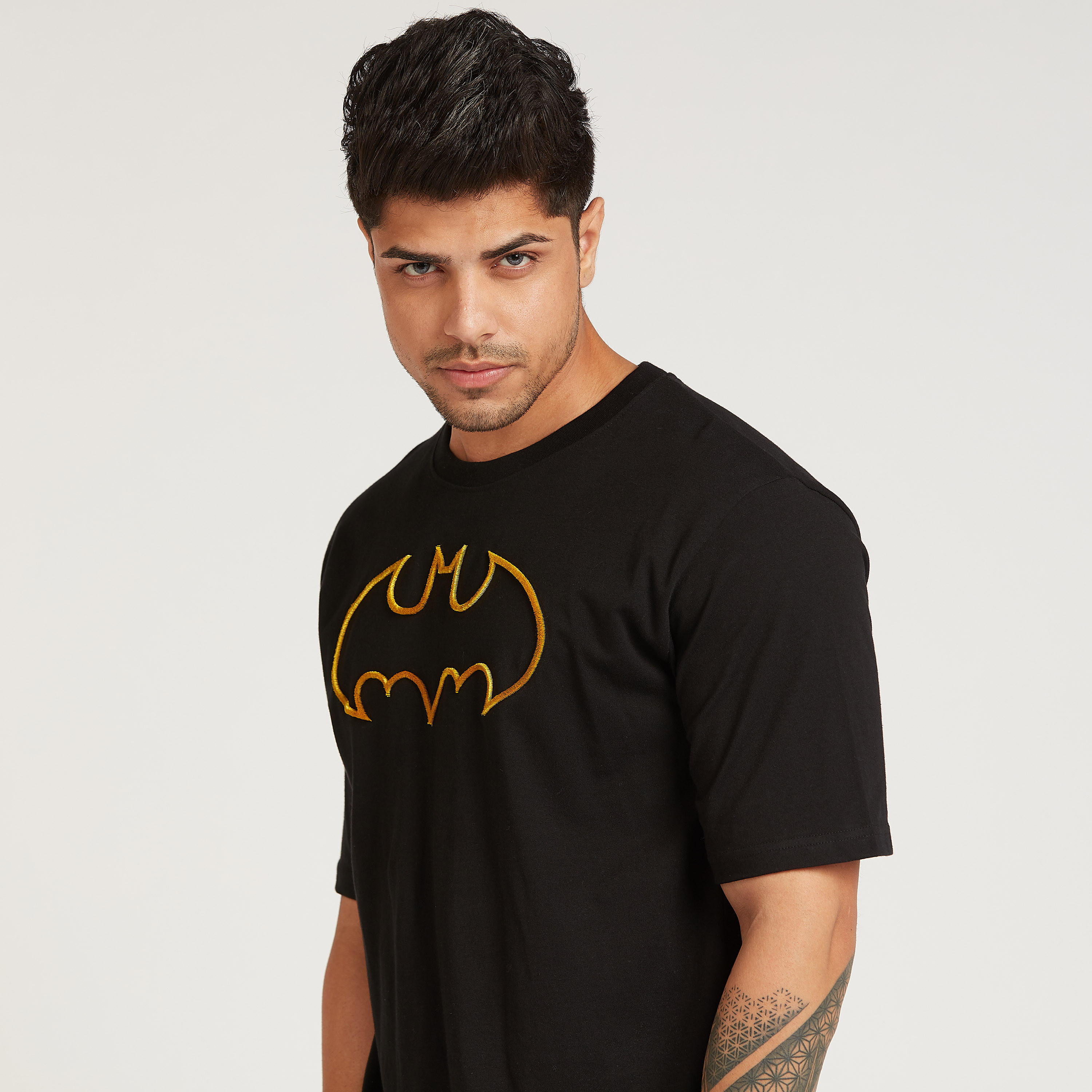 تيشيرت بقصة سليم بياقة ضيقة وأكمام قصيرة وطبعات باتمان-men-clothing-tshirtsandpolos-tshirts-image-3