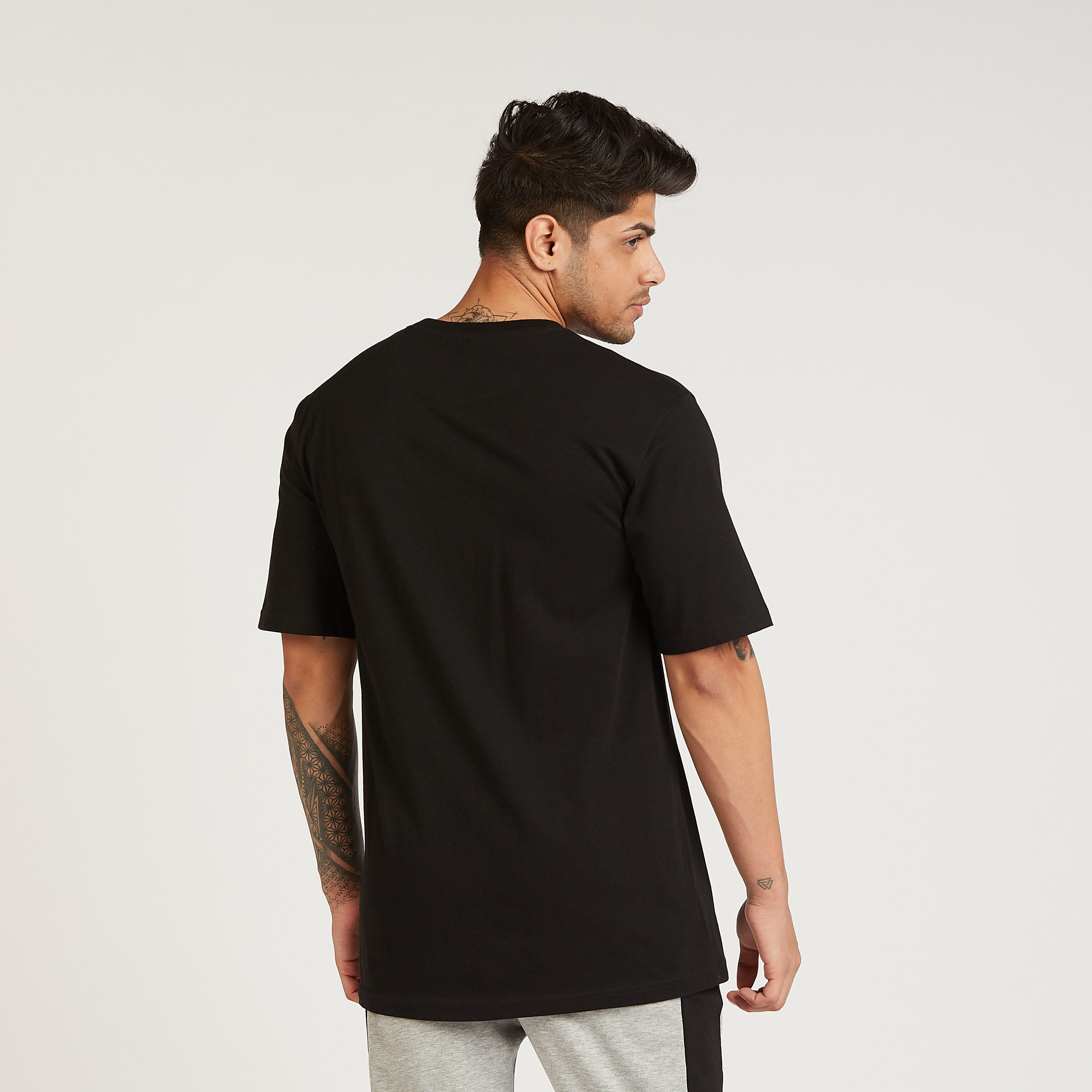 تيشيرت بقصة سليم بياقة ضيقة وأكمام قصيرة وطبعات باتمان-men-clothing-tshirtsandpolos-tshirts-image-4