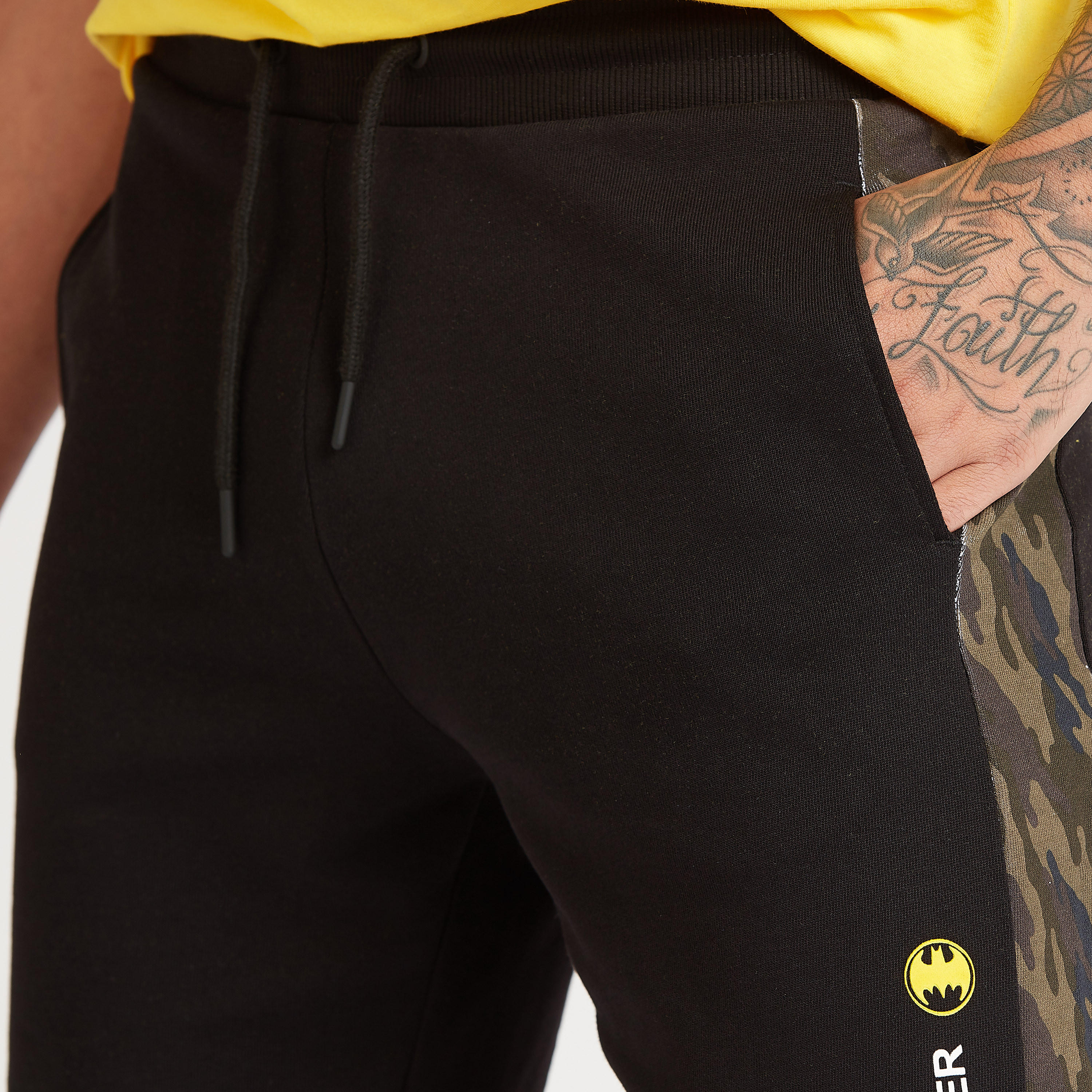شورت بتفاصيل جيوب ورباط وطبعات باتمان-men-clothing-bottoms-shorts-image-3