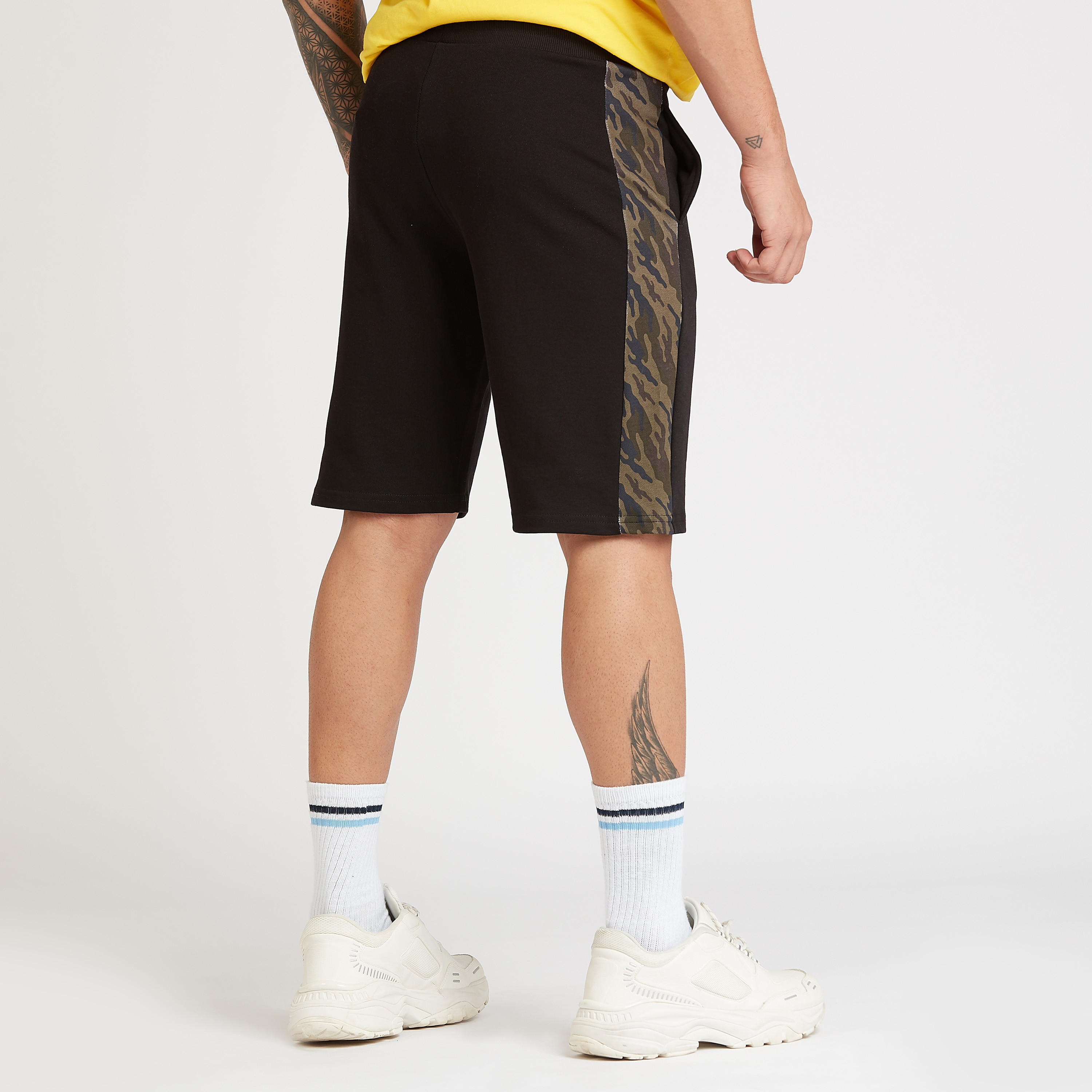 شورت بتفاصيل جيوب ورباط وطبعات باتمان-men-clothing-bottoms-shorts-image-4