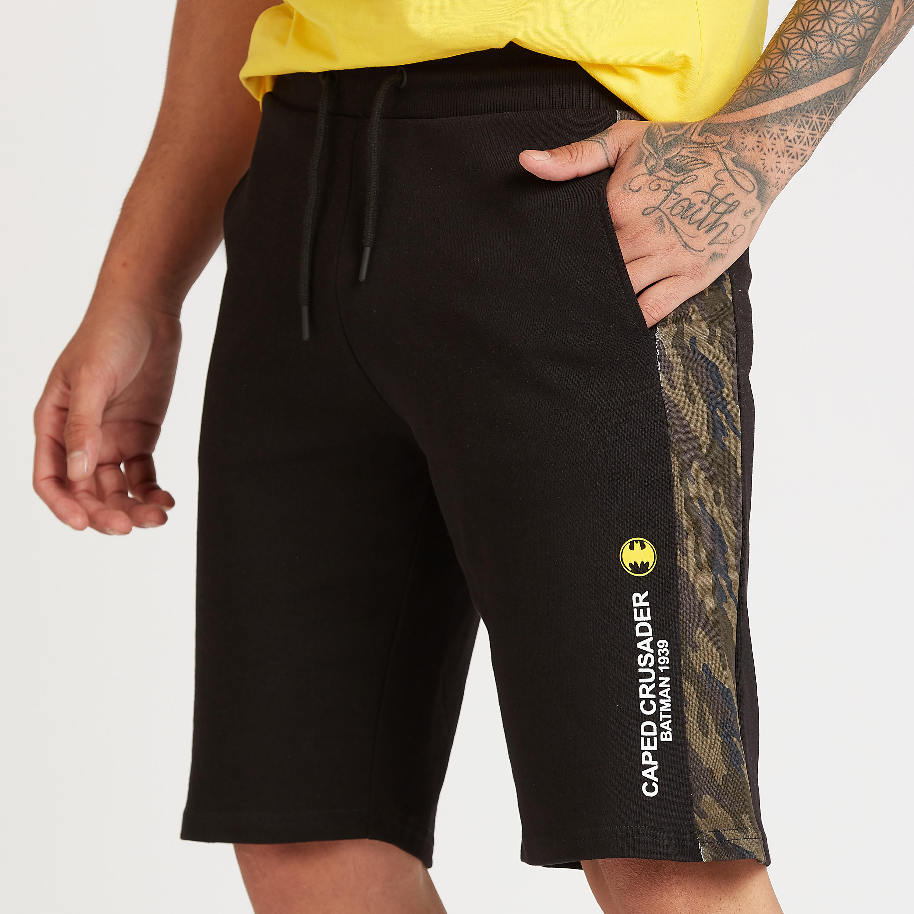 شورت بتفاصيل جيوب ورباط وطبعات باتمان-men-clothing-bottoms-shorts-image-5