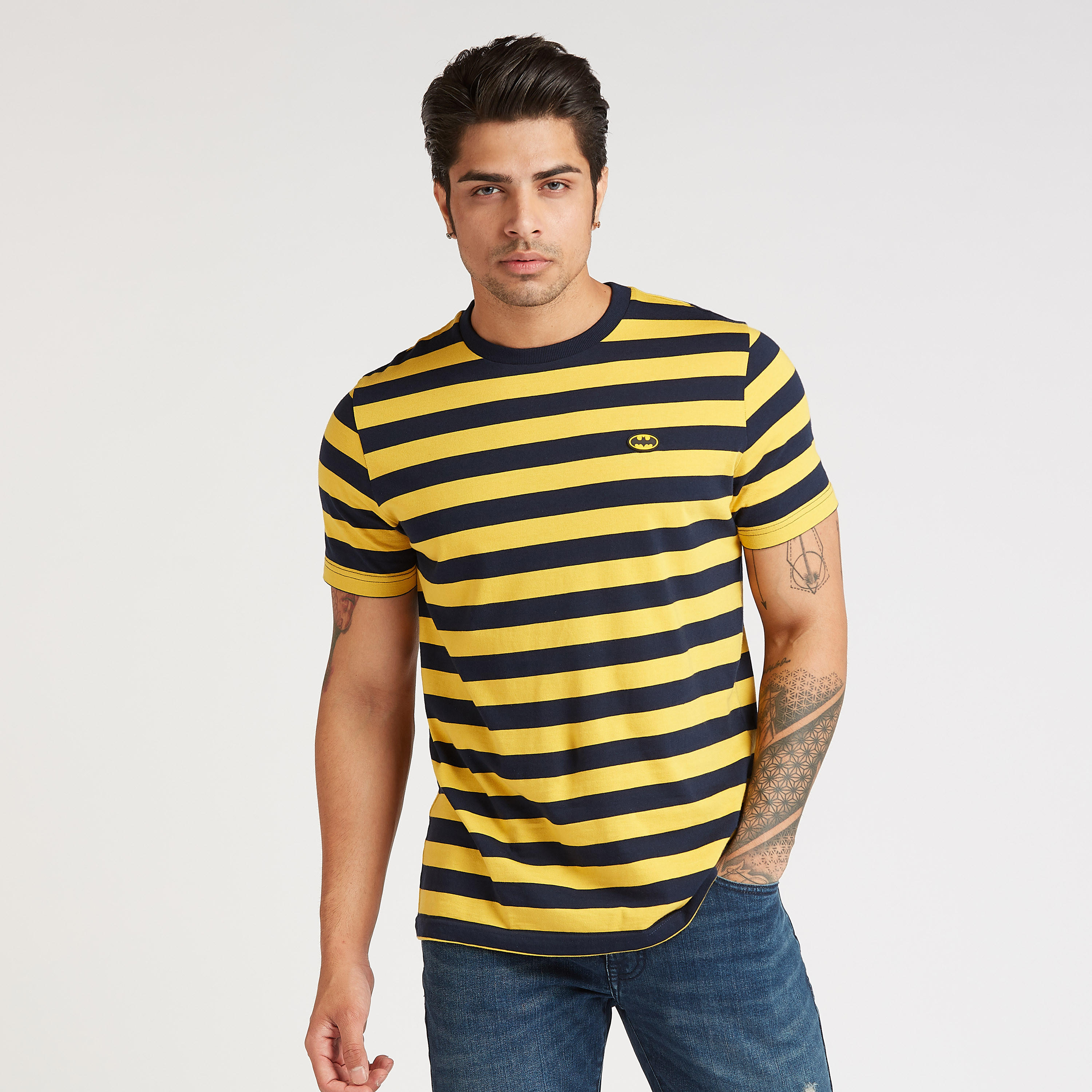 تيشيرت سليم بتفاصيل مقلّمة وياقة ضيقة وطبعات باتمان-men-clothing-tshirtsandpolos-tshirts-image-1
