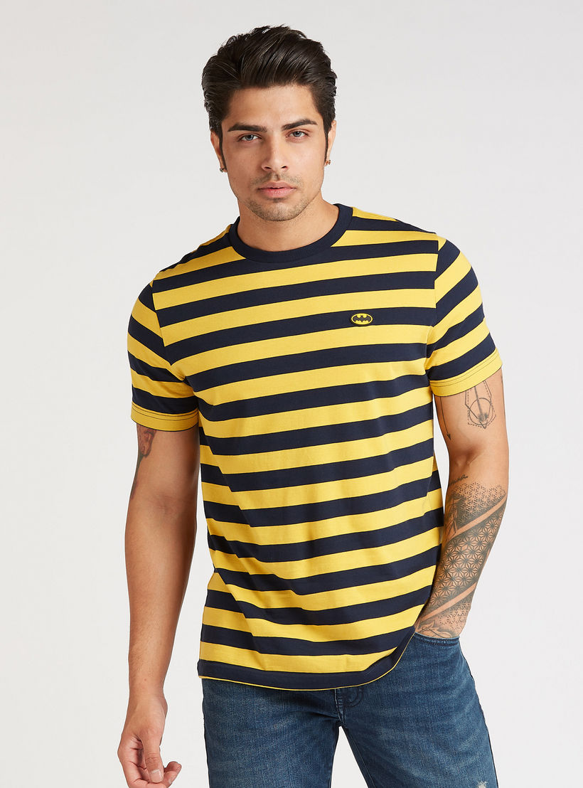 تيشيرت سليم بتفاصيل مقلّمة وياقة ضيقة وطبعات باتمان-men-clothing-tshirtsandpolos-tshirts-image-1