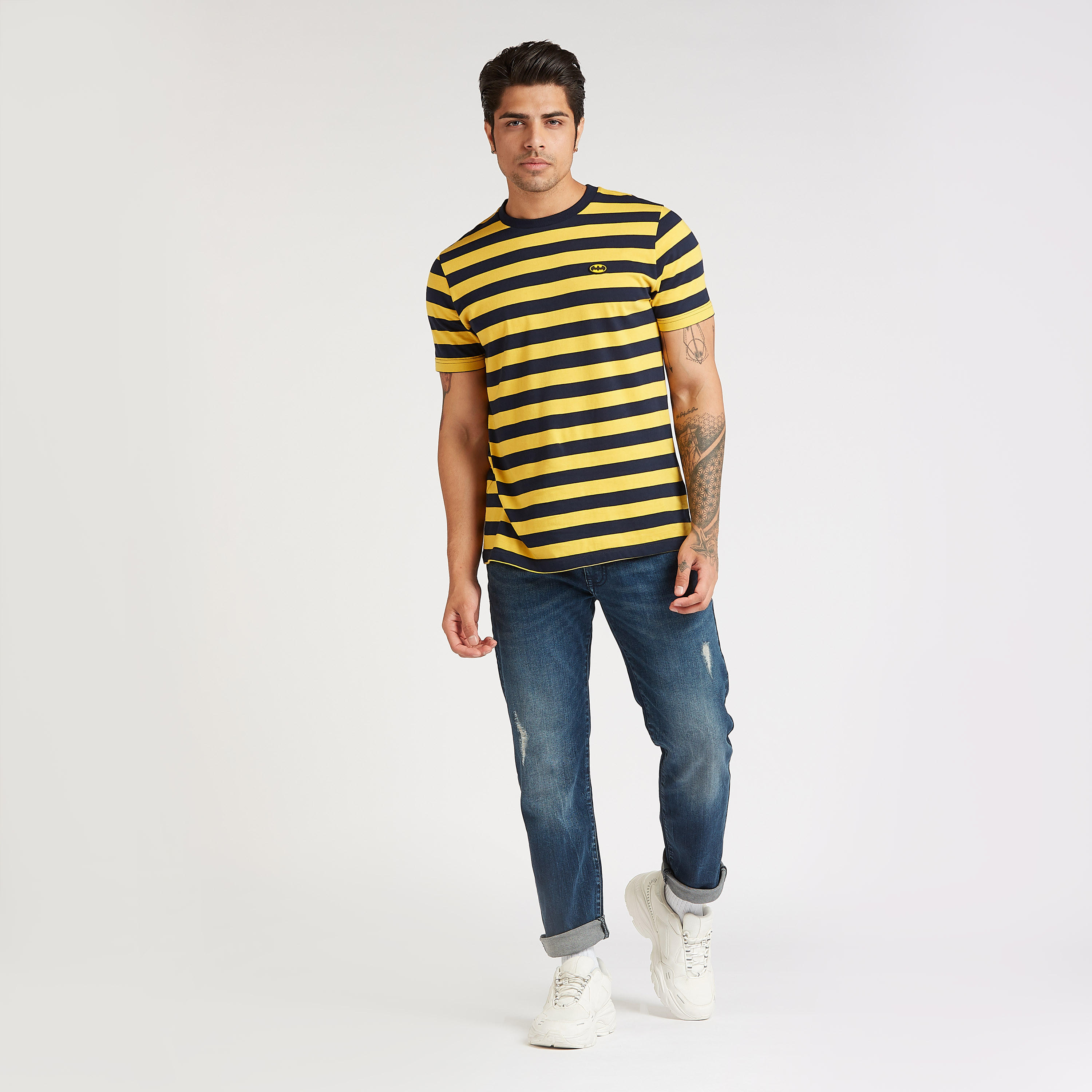 تيشيرت سليم بتفاصيل مقلّمة وياقة ضيقة وطبعات باتمان-men-clothing-tshirtsandpolos-tshirts-image-2