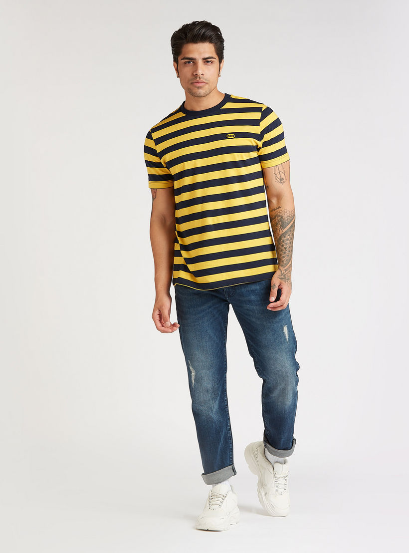 تيشيرت سليم بتفاصيل مقلّمة وياقة ضيقة وطبعات باتمان-men-clothing-tshirtsandpolos-tshirts-image-2