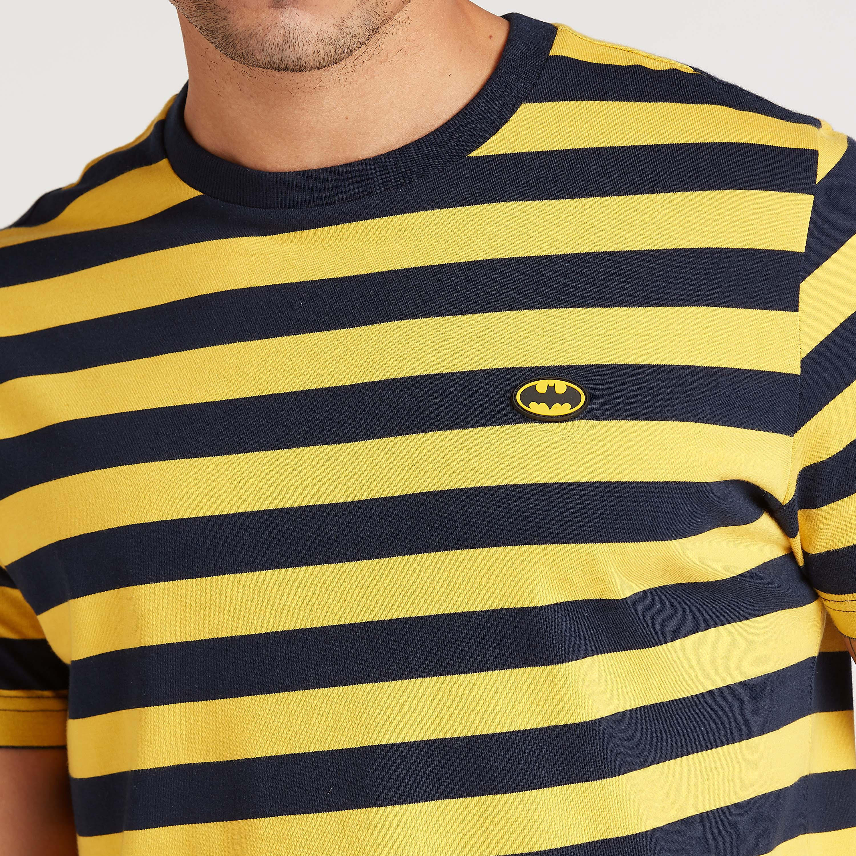 تيشيرت سليم بتفاصيل مقلّمة وياقة ضيقة وطبعات باتمان-men-clothing-tshirtsandpolos-tshirts-image-3
