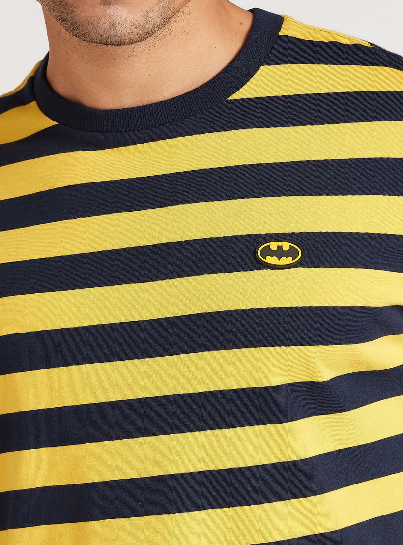 تيشيرت سليم بتفاصيل مقلّمة وياقة ضيقة وطبعات باتمان-men-clothing-tshirtsandpolos-tshirts-image-3