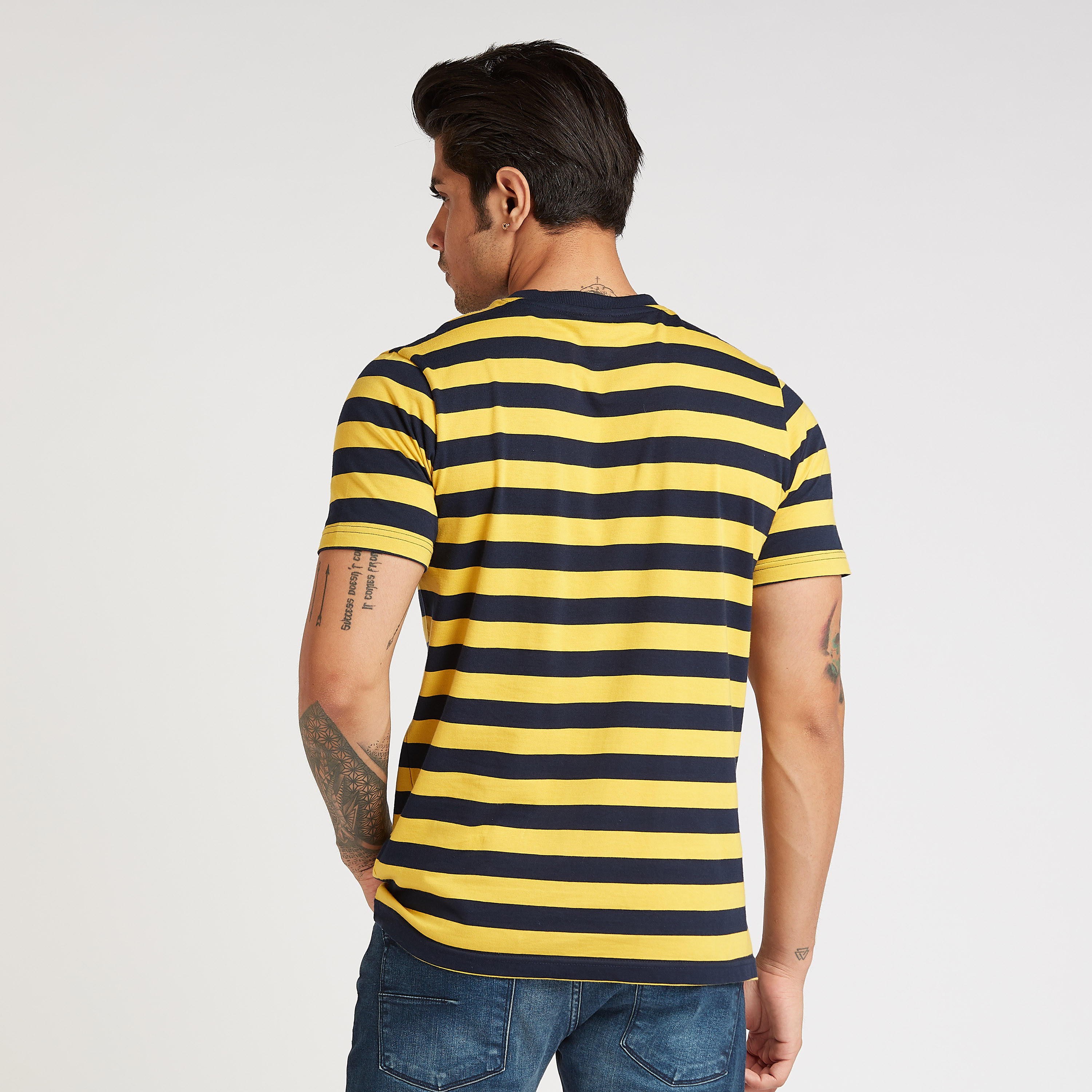 تيشيرت سليم بتفاصيل مقلّمة وياقة ضيقة وطبعات باتمان-men-clothing-tshirtsandpolos-tshirts-image-4