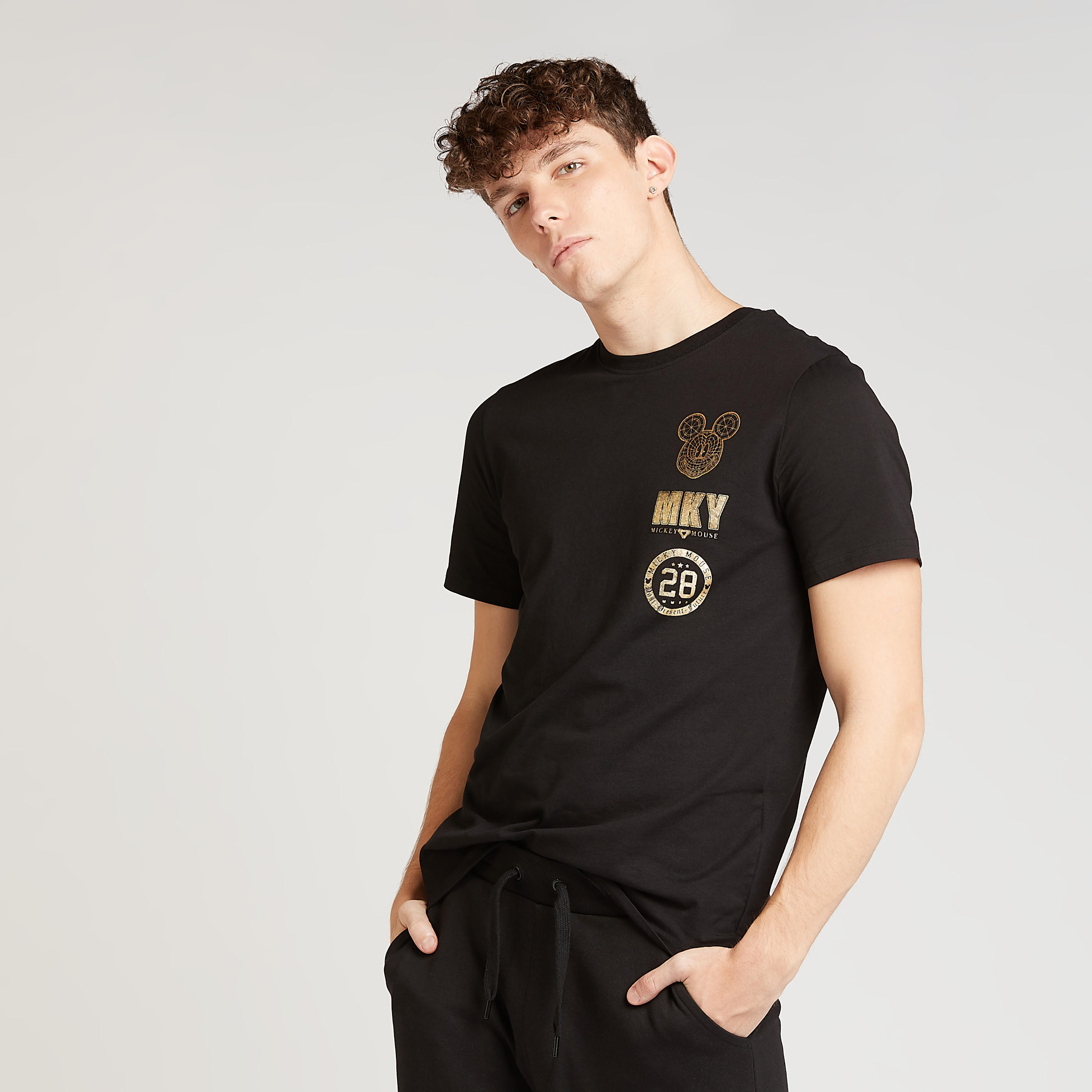 تيشيرت بقصة سليم بياقة ضيقة وأكمام قصيرة وطبعات ميكي ماوس-men-clothing-tshirtsandpolos-tshirts-image-1