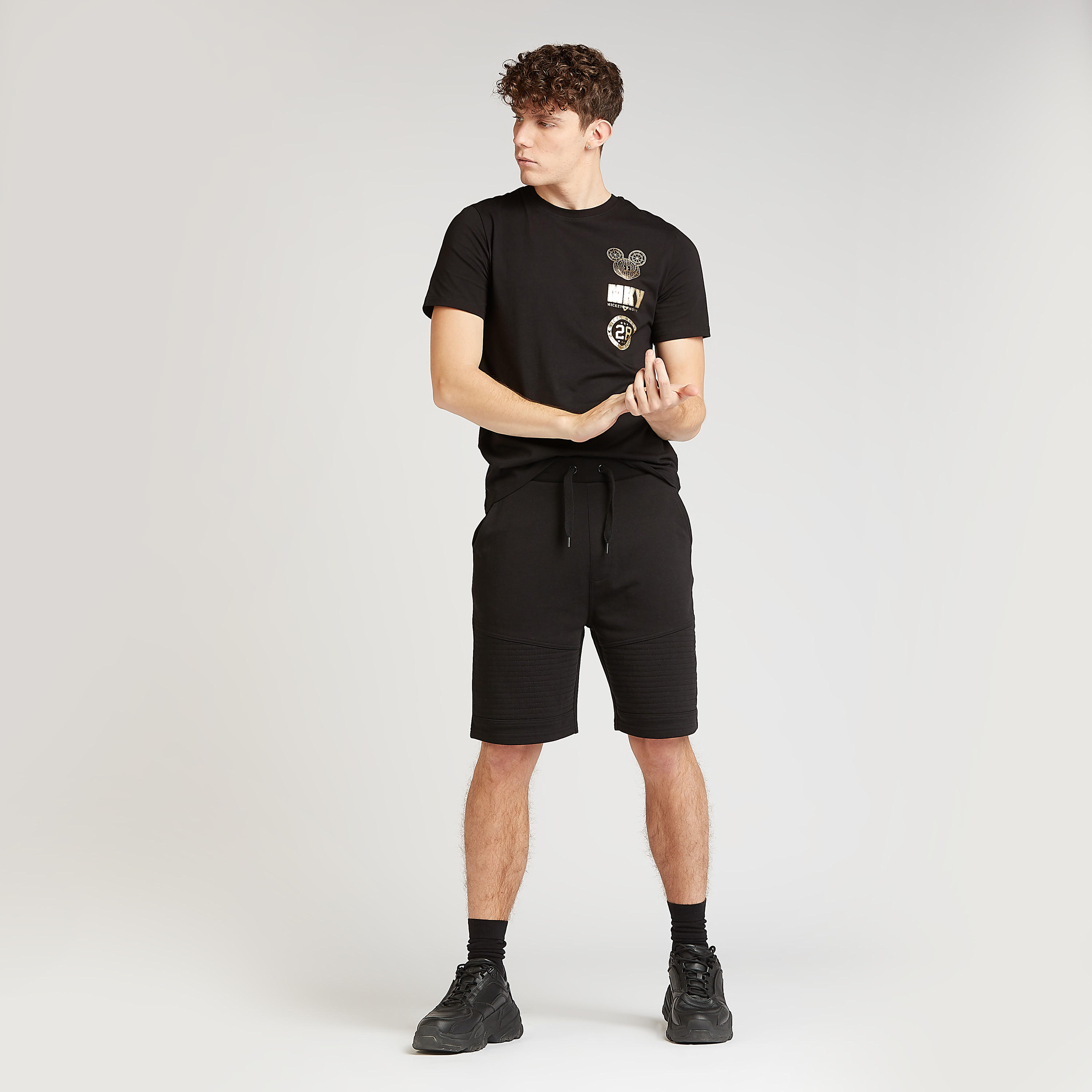 تيشيرت بقصة سليم بياقة ضيقة وأكمام قصيرة وطبعات ميكي ماوس-men-clothing-tshirtsandpolos-tshirts-image-2