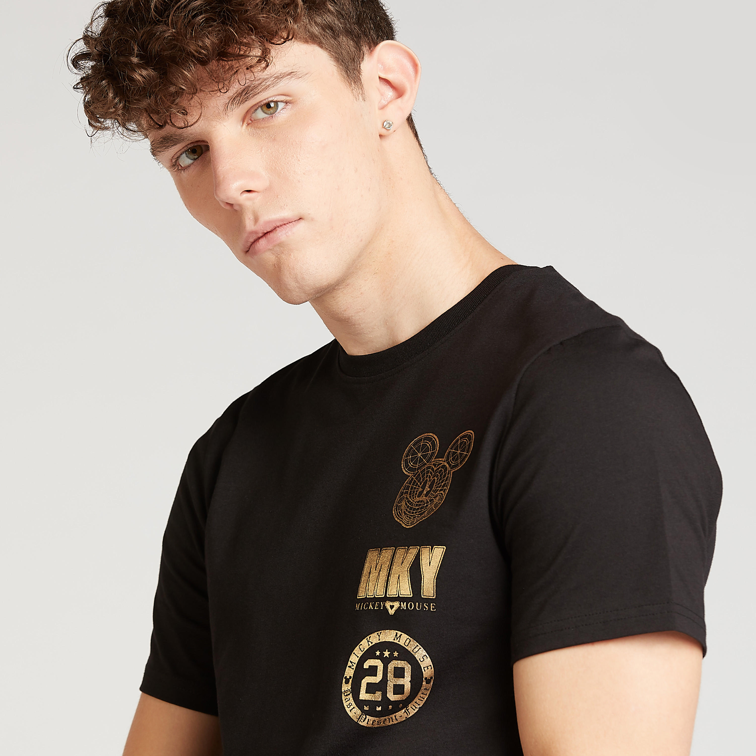 تيشيرت بقصة سليم بياقة ضيقة وأكمام قصيرة وطبعات ميكي ماوس-men-clothing-tshirtsandpolos-tshirts-image-3