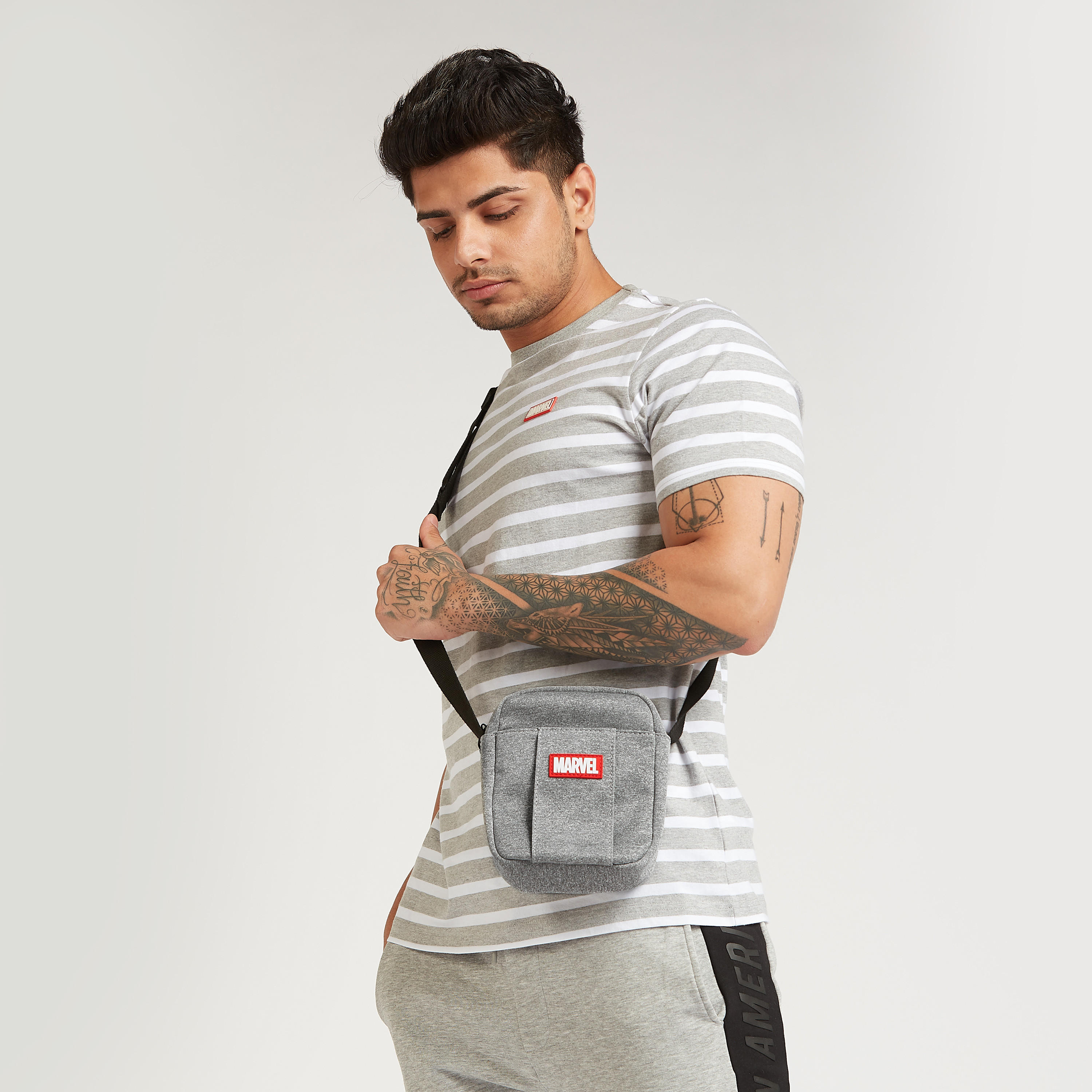 شنطة كروس بودي مزخرفة بحزام قابل للتعديل من مارفل-men-bags-image-4