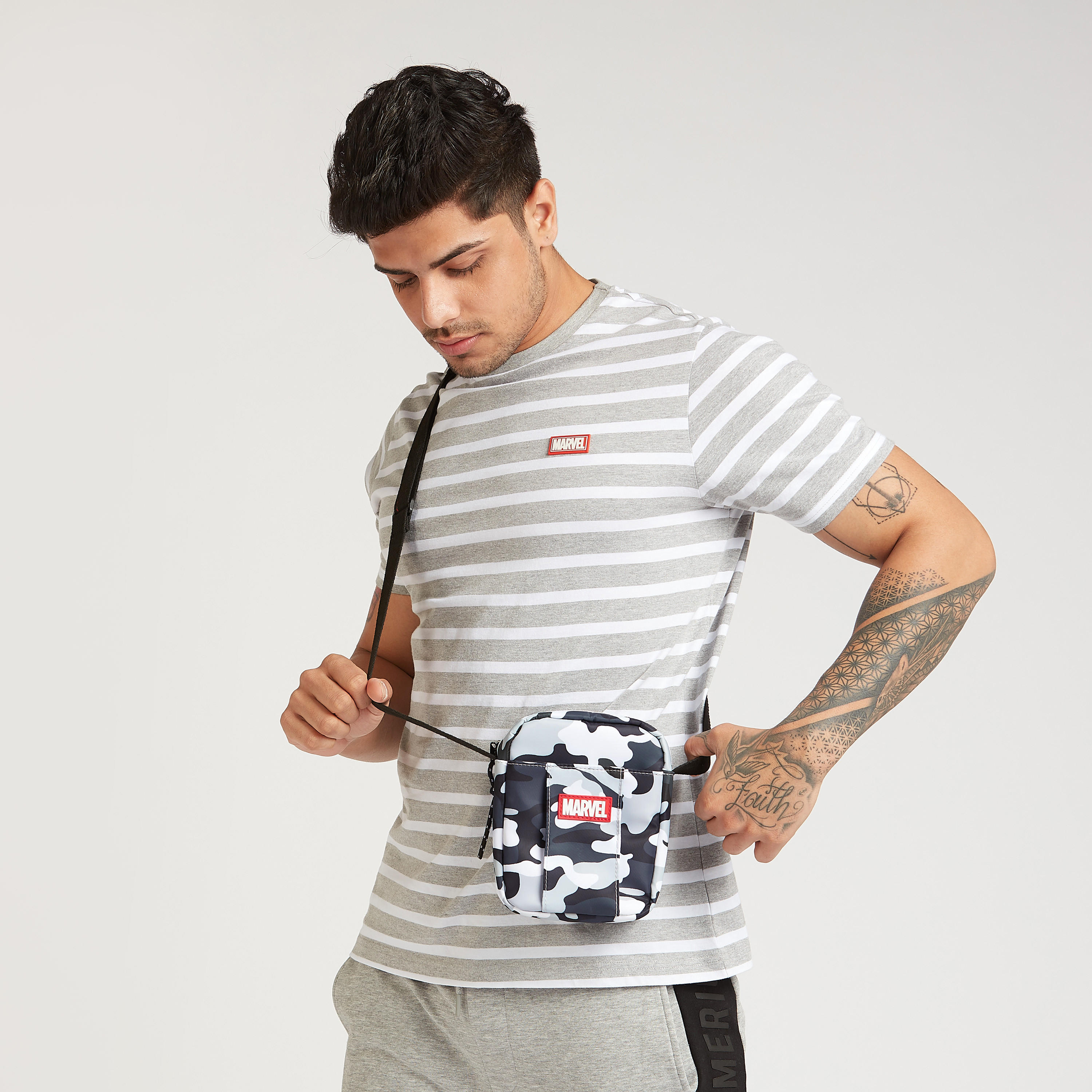 شنطة كروس بودي بحزام قابل للتعديل وزخارف مارفل-men-bags-image-2
