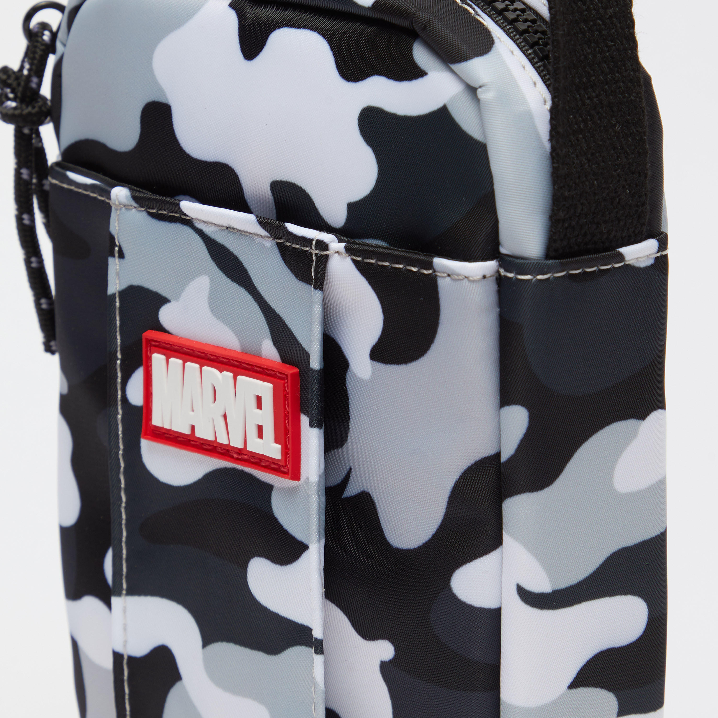 شنطة كروس بودي بحزام قابل للتعديل وزخارف مارفل-men-bags-image-3