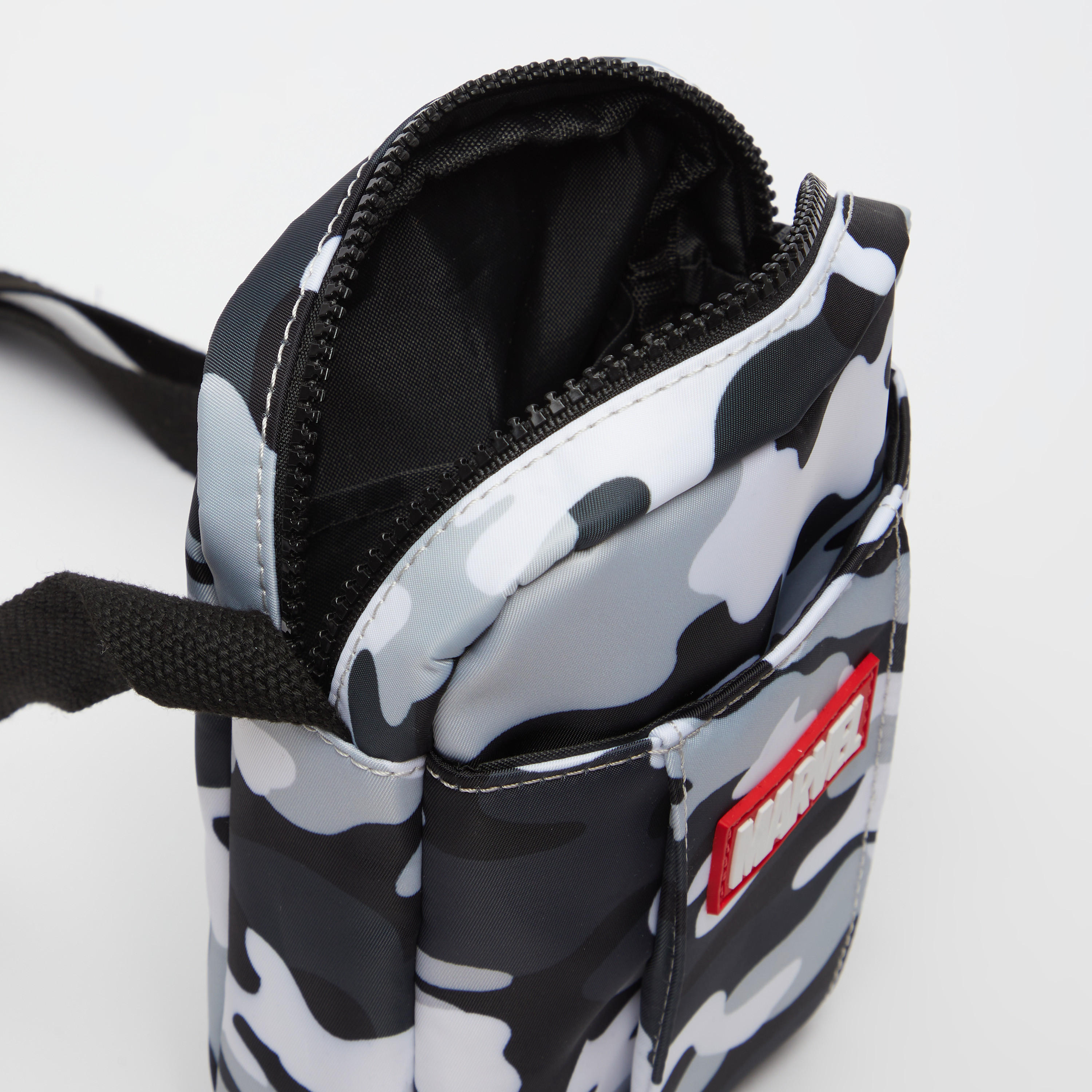 شنطة كروس بودي بحزام قابل للتعديل وزخارف مارفل-men-bags-image-5