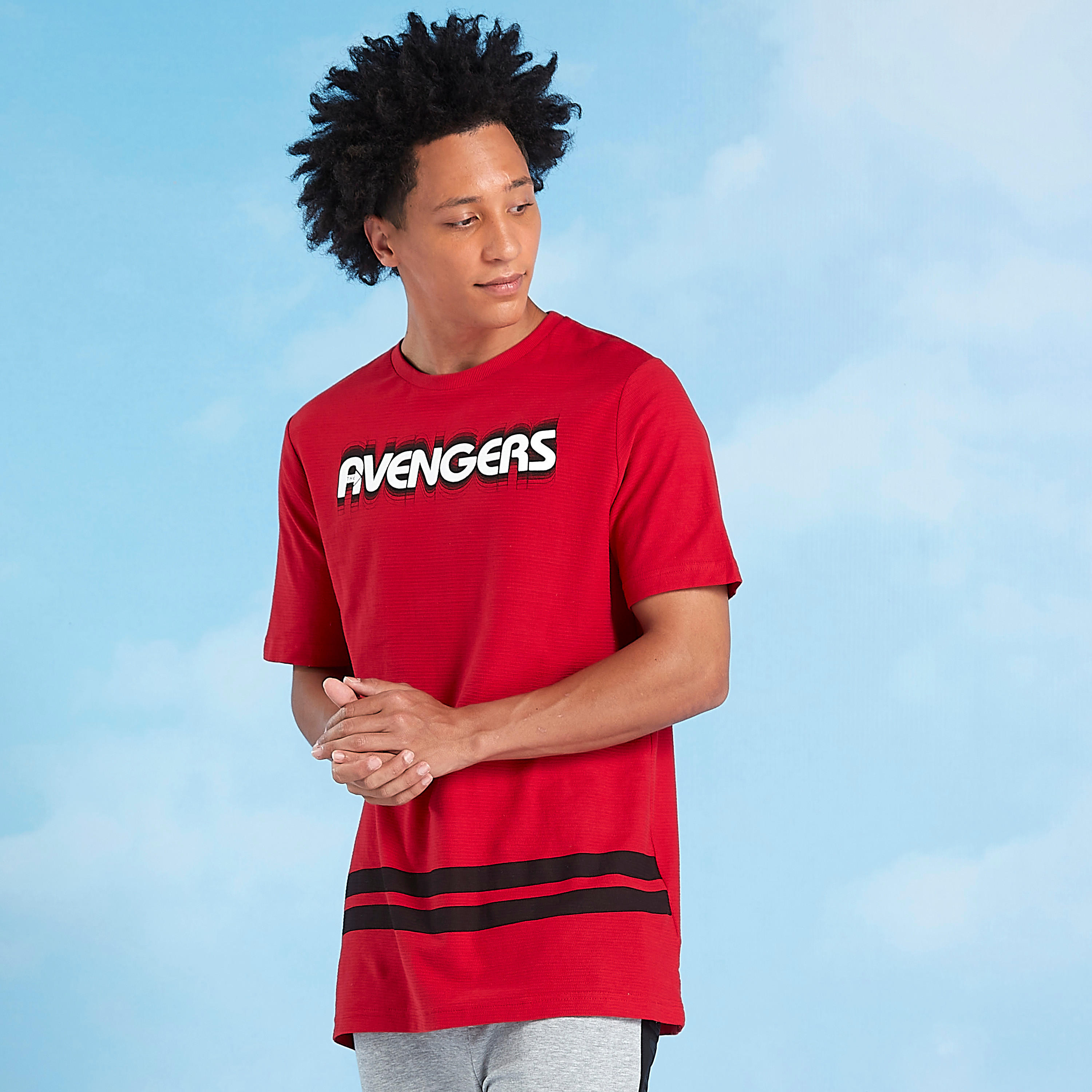 تيشيرت سليم بياقة ضيقة وأكمام قصيرة وطبعات أفينجيرز-men-clothing-tshirtsandpolos-tshirts-image-1