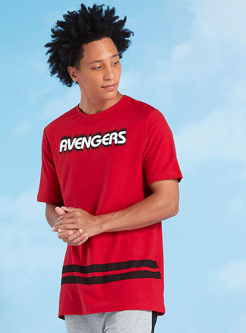 تيشيرت سليم بياقة ضيقة وأكمام قصيرة وطبعات أفينجيرز-men-clothing-tshirtsandpolos-tshirts-image-1