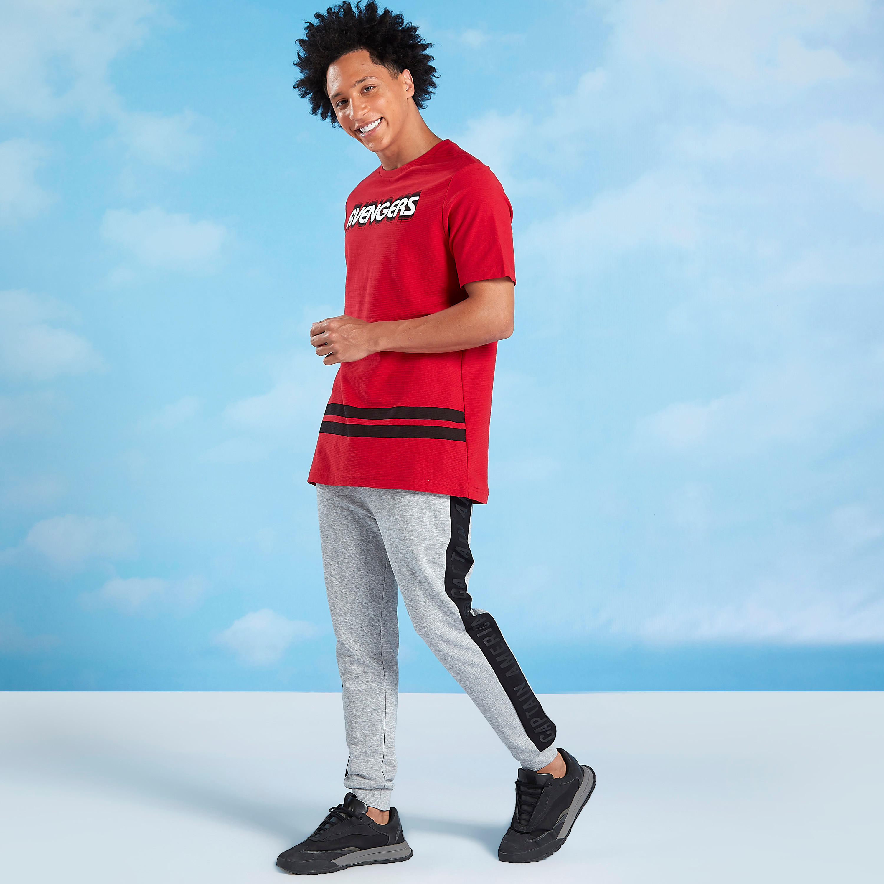 تيشيرت سليم بياقة ضيقة وأكمام قصيرة وطبعات أفينجيرز-men-clothing-tshirtsandpolos-tshirts-image-2