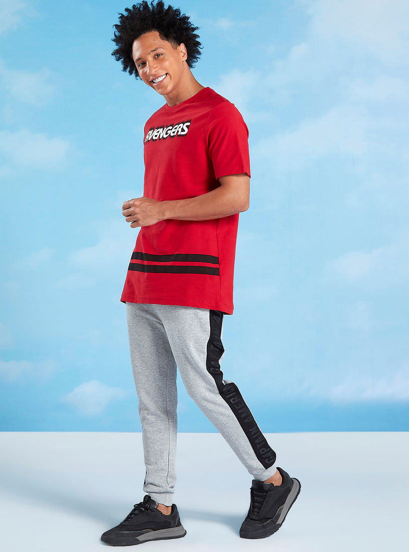 تيشيرت سليم بياقة ضيقة وأكمام قصيرة وطبعات أفينجيرز-men-clothing-tshirtsandpolos-tshirts-image-2