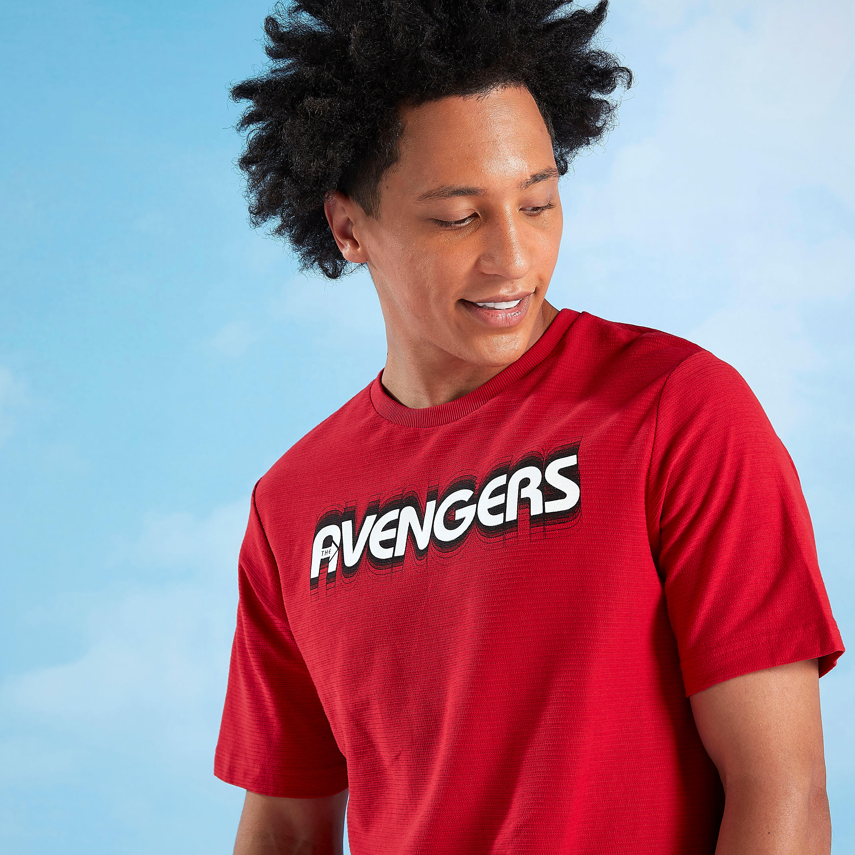 تيشيرت سليم بياقة ضيقة وأكمام قصيرة وطبعات أفينجيرز-men-clothing-tshirtsandpolos-tshirts-image-3