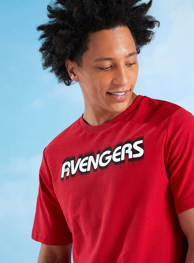 تيشيرت سليم بياقة ضيقة وأكمام قصيرة وطبعات أفينجيرز-men-clothing-tshirtsandpolos-tshirts-image-3