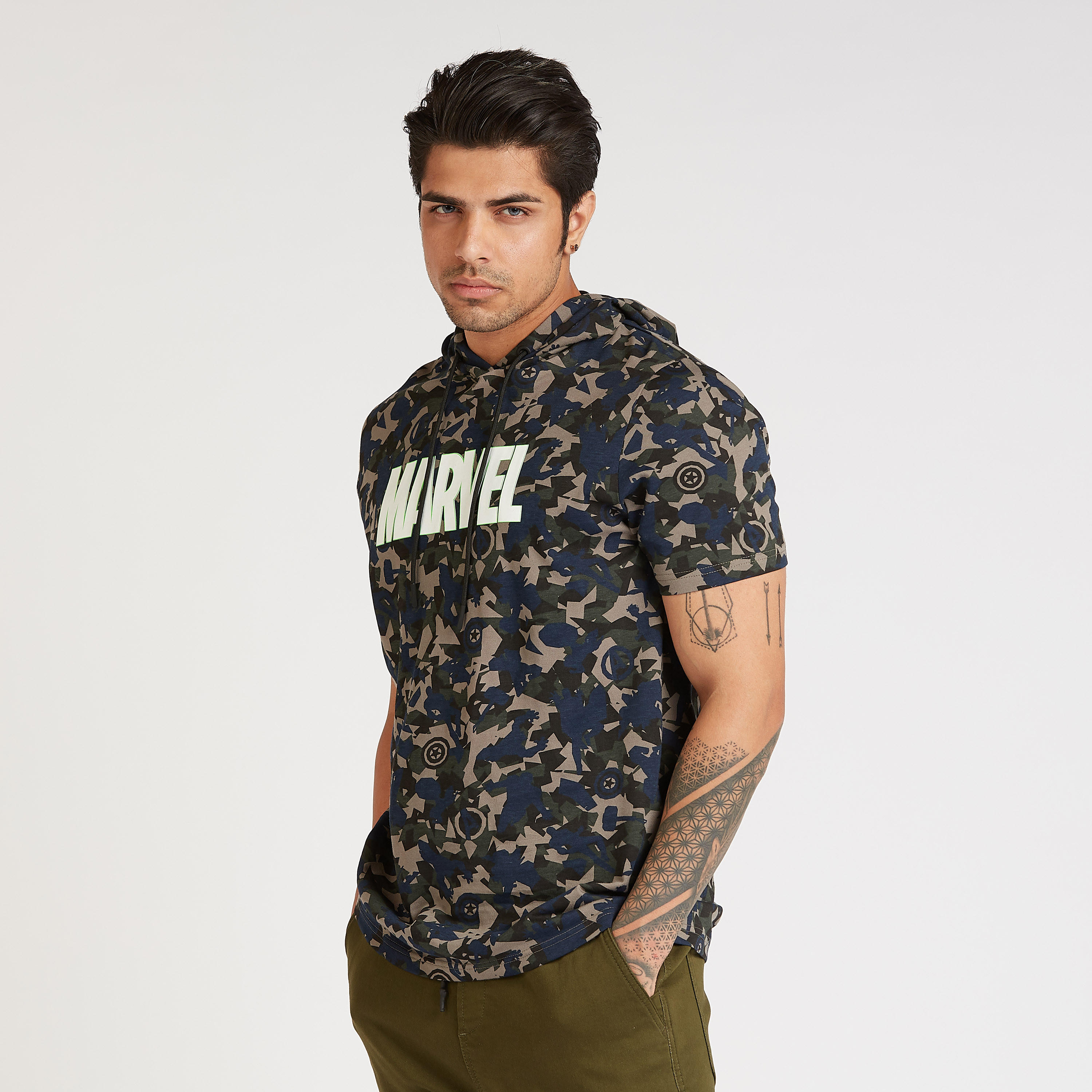 تيشيرت سليم بقبّعة وأمام قصيرة وطبعات مارفل-men-clothing-tshirtsandpolos-tshirts-image-1