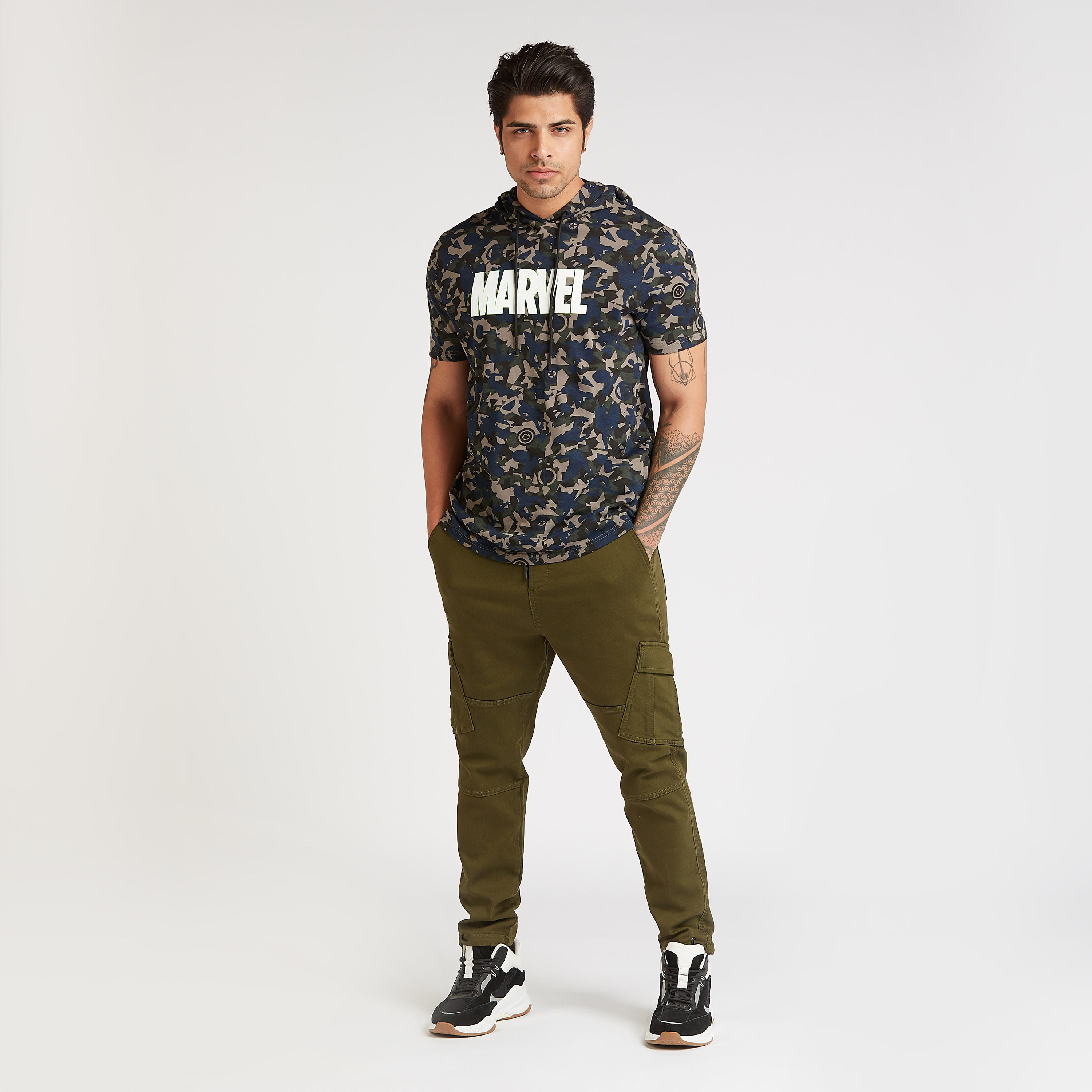 تيشيرت سليم بقبّعة وأمام قصيرة وطبعات مارفل-men-clothing-tshirtsandpolos-tshirts-image-2