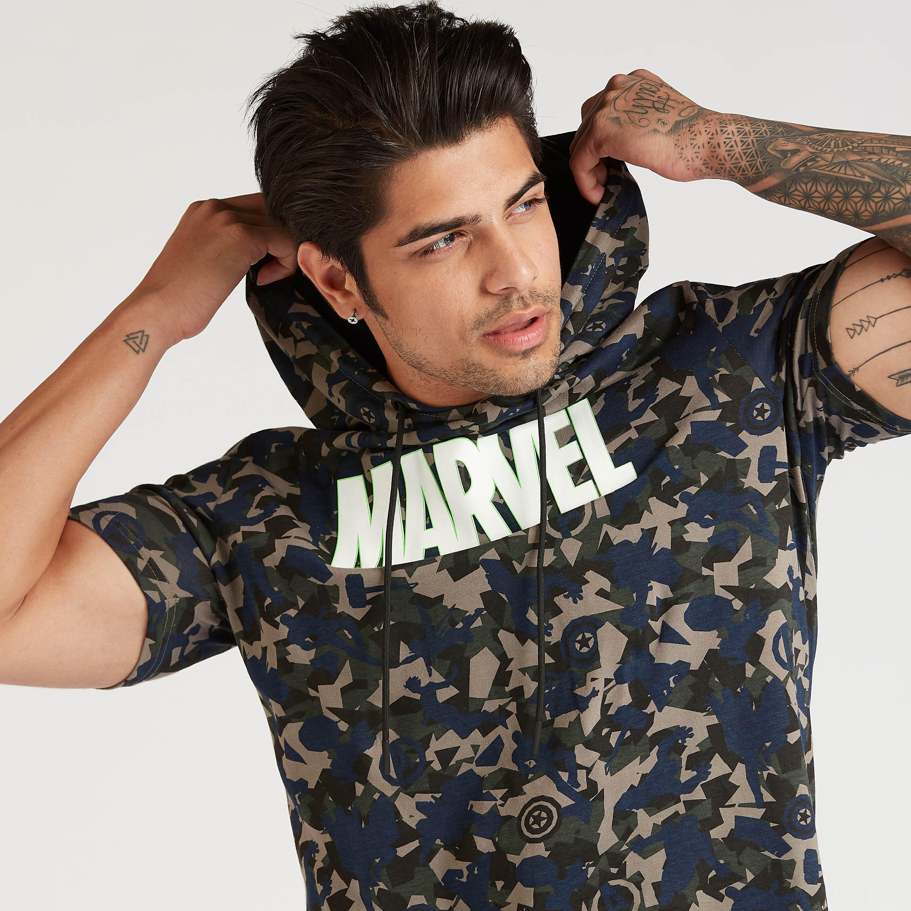تيشيرت سليم بقبّعة وأمام قصيرة وطبعات مارفل-men-clothing-tshirtsandpolos-tshirts-image-3