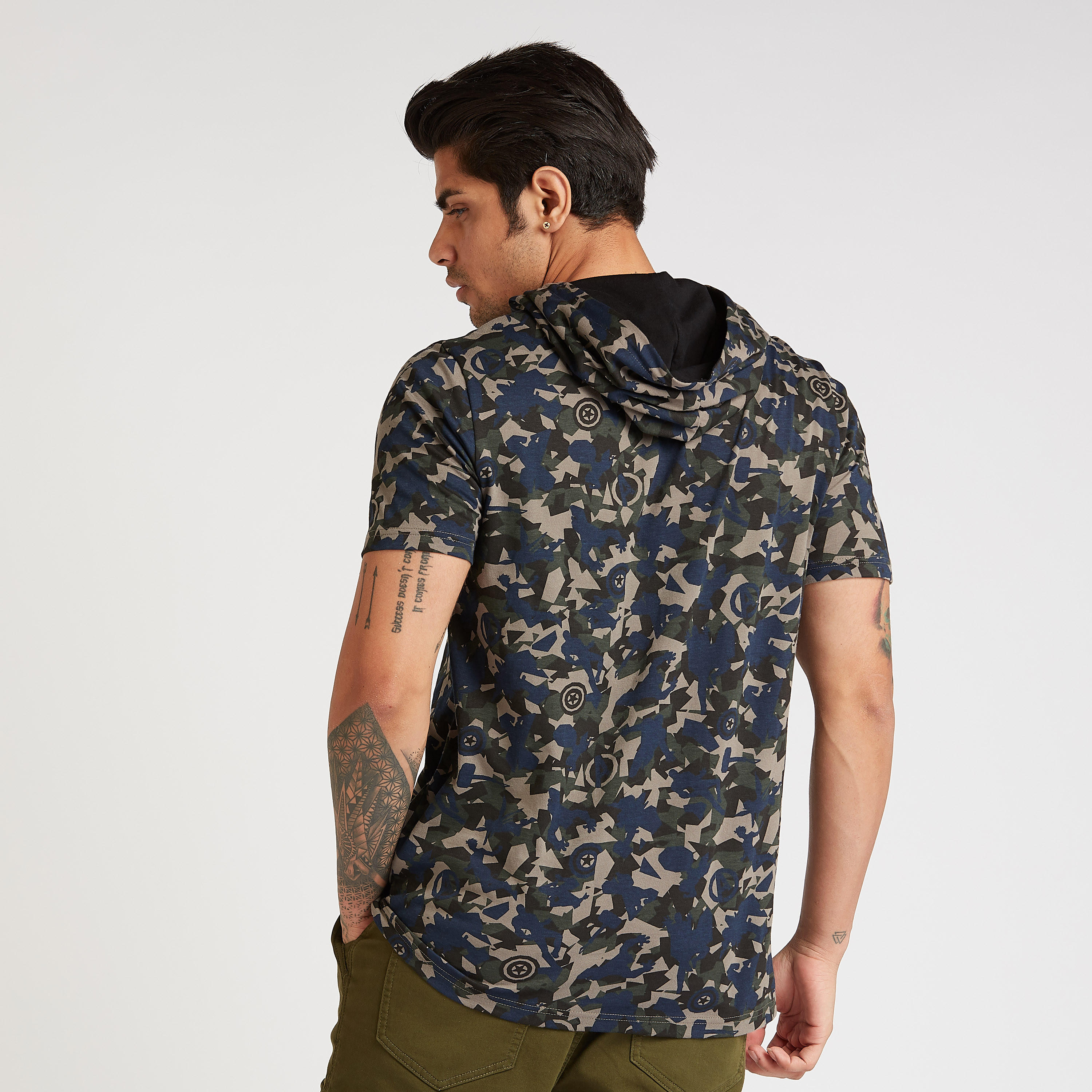 تيشيرت سليم بقبّعة وأمام قصيرة وطبعات مارفل-men-clothing-tshirtsandpolos-tshirts-image-4