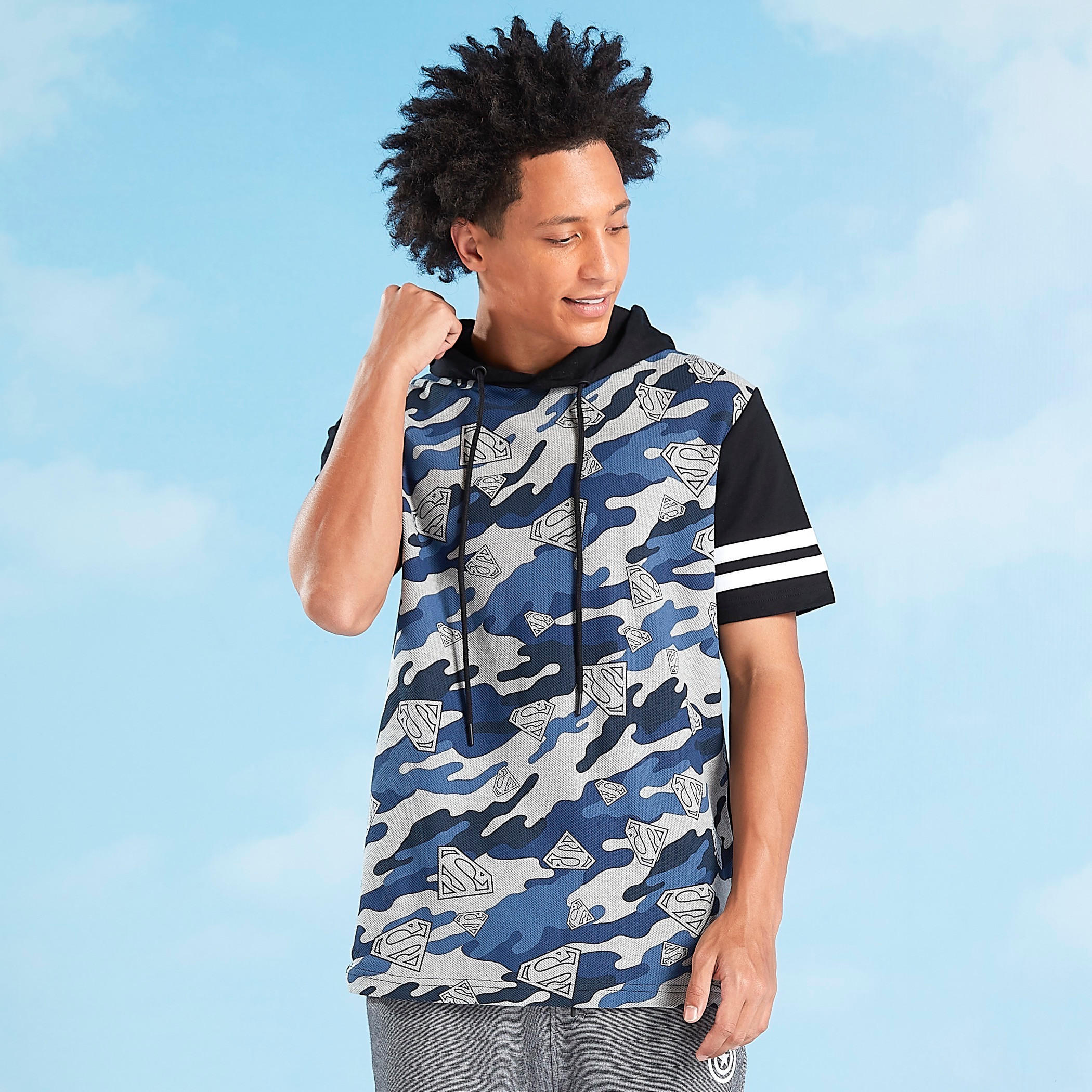 تيشيرت سليم فيت بأكمام قصيرة وقبعة وطبعات سوبر مان-men-clothing-tshirtsandpolos-tshirts-image-3