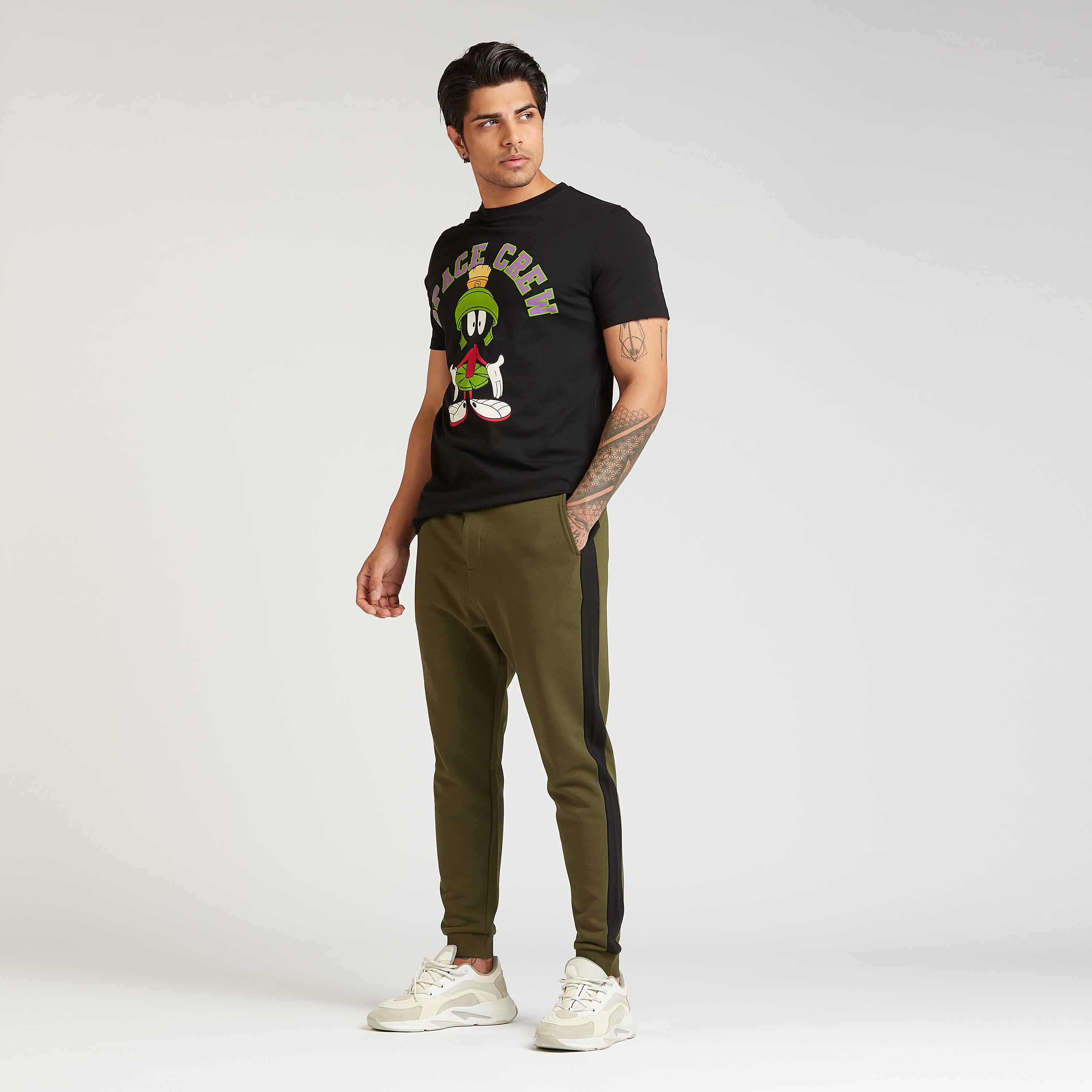 تيشيرت سليم بياقة ضيقة وطبعات مارفن ذا مارشيان-men-clothing-tshirtsandpolos-tshirts-image-2