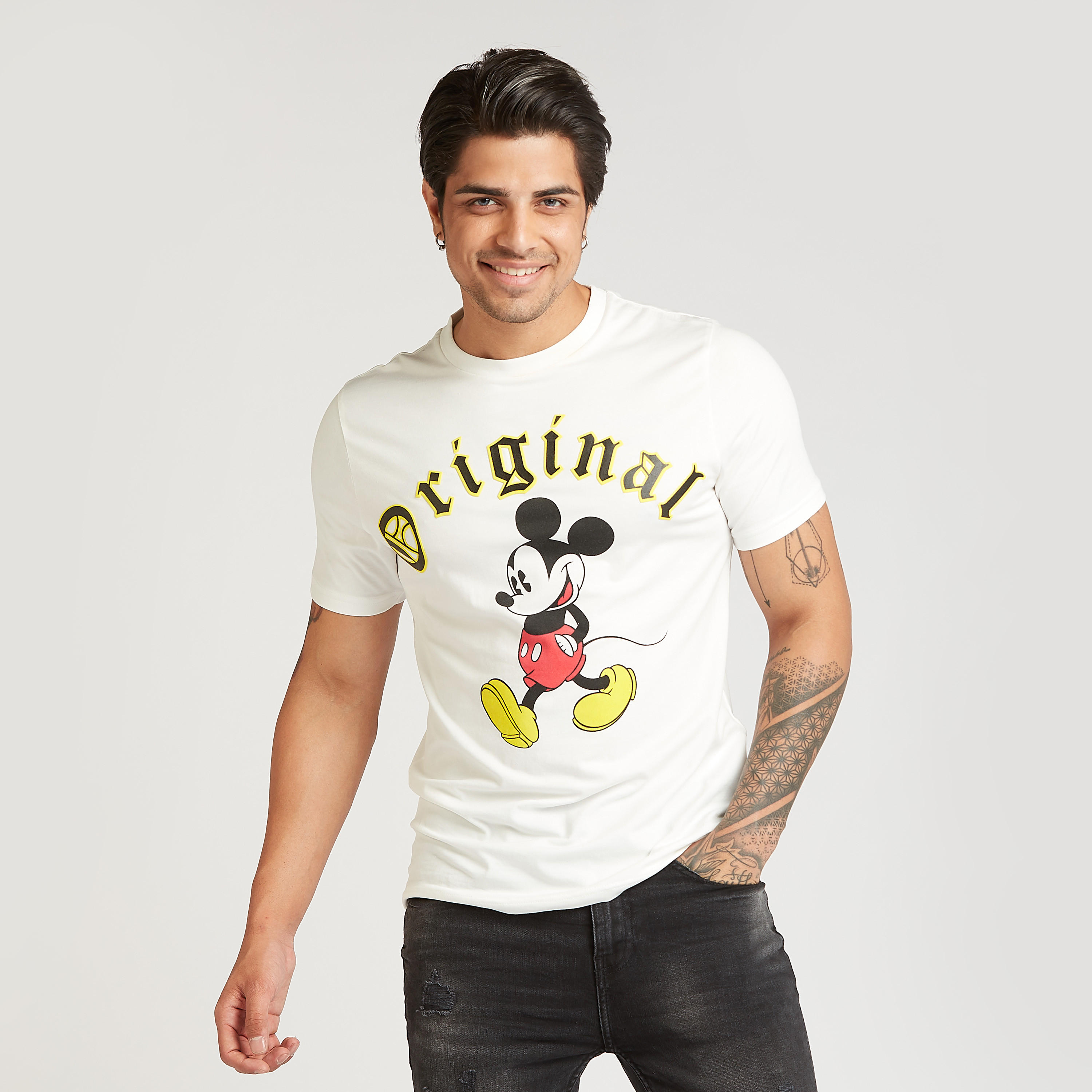 تيشيرت بقصة سليم بياقة ضيقة وأكمام قصيرة وطبعات ميكي ماوس-men-clothing-tshirtsandpolos-tshirts-image-1