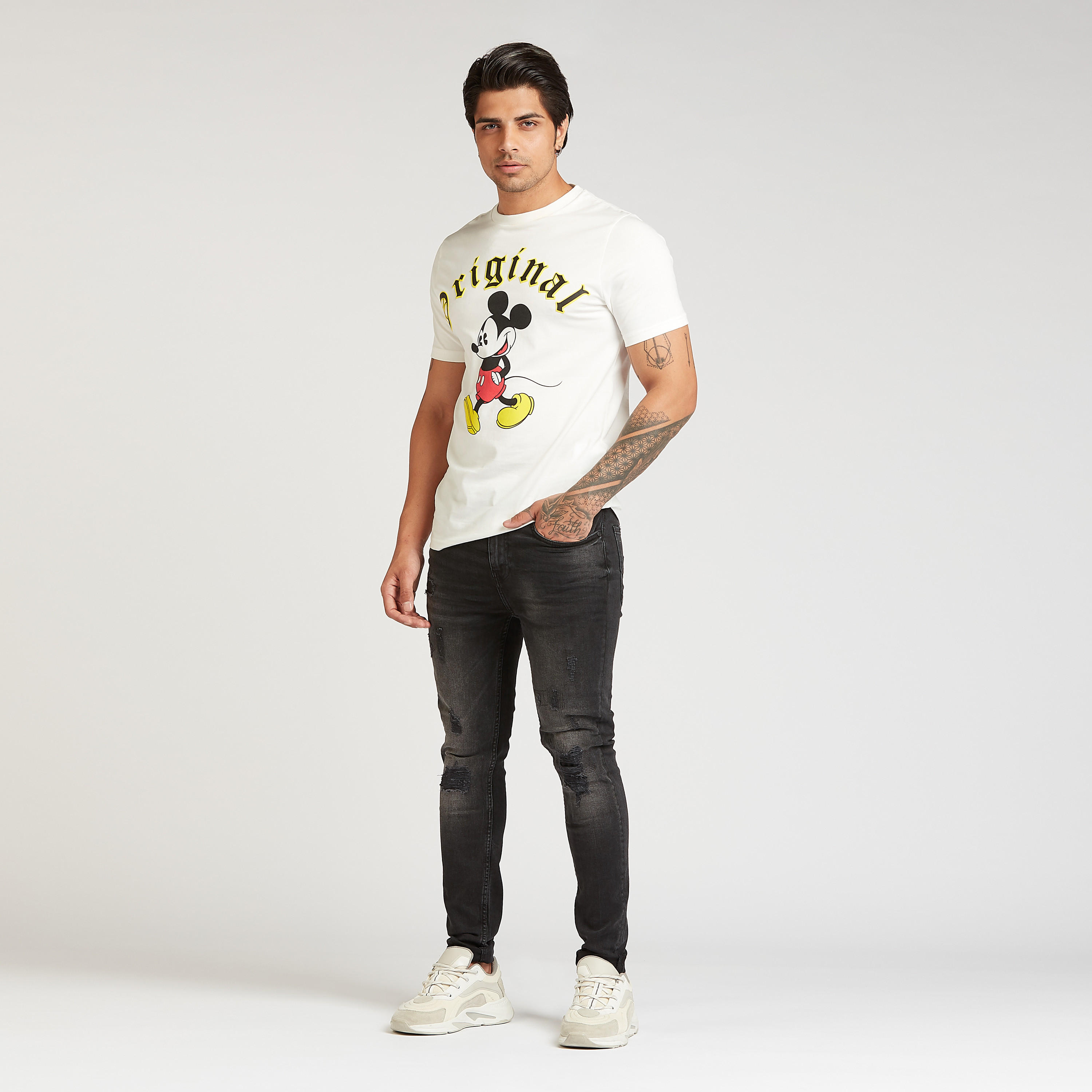 تيشيرت بقصة سليم بياقة ضيقة وأكمام قصيرة وطبعات ميكي ماوس-men-clothing-tshirtsandpolos-tshirts-image-2