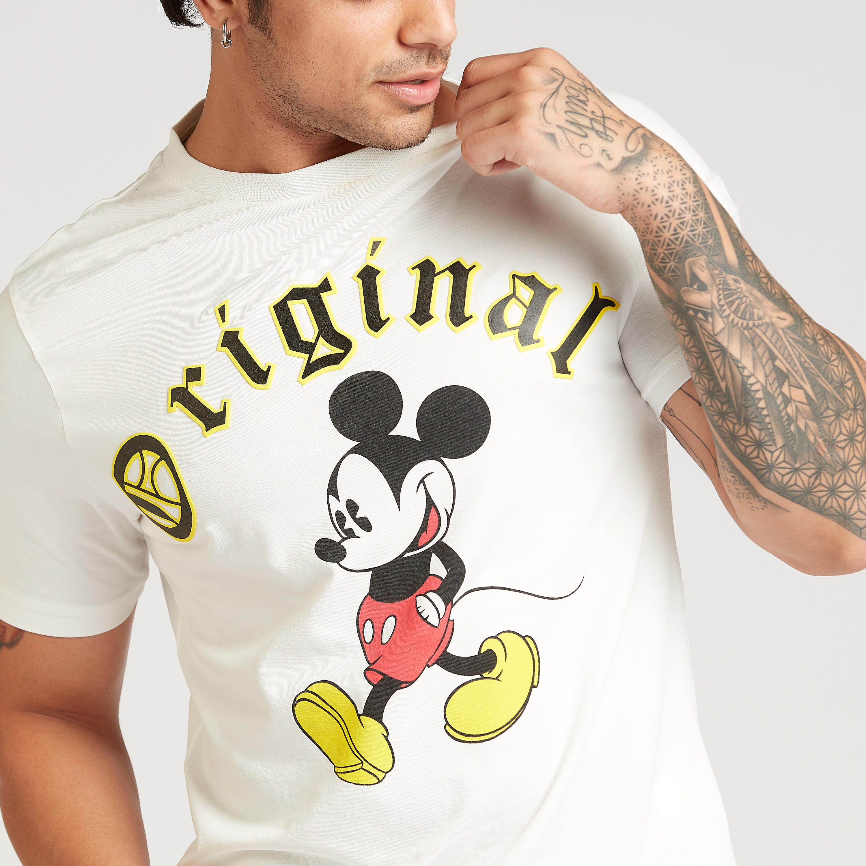تيشيرت بقصة سليم بياقة ضيقة وأكمام قصيرة وطبعات ميكي ماوس-men-clothing-tshirtsandpolos-tshirts-image-3