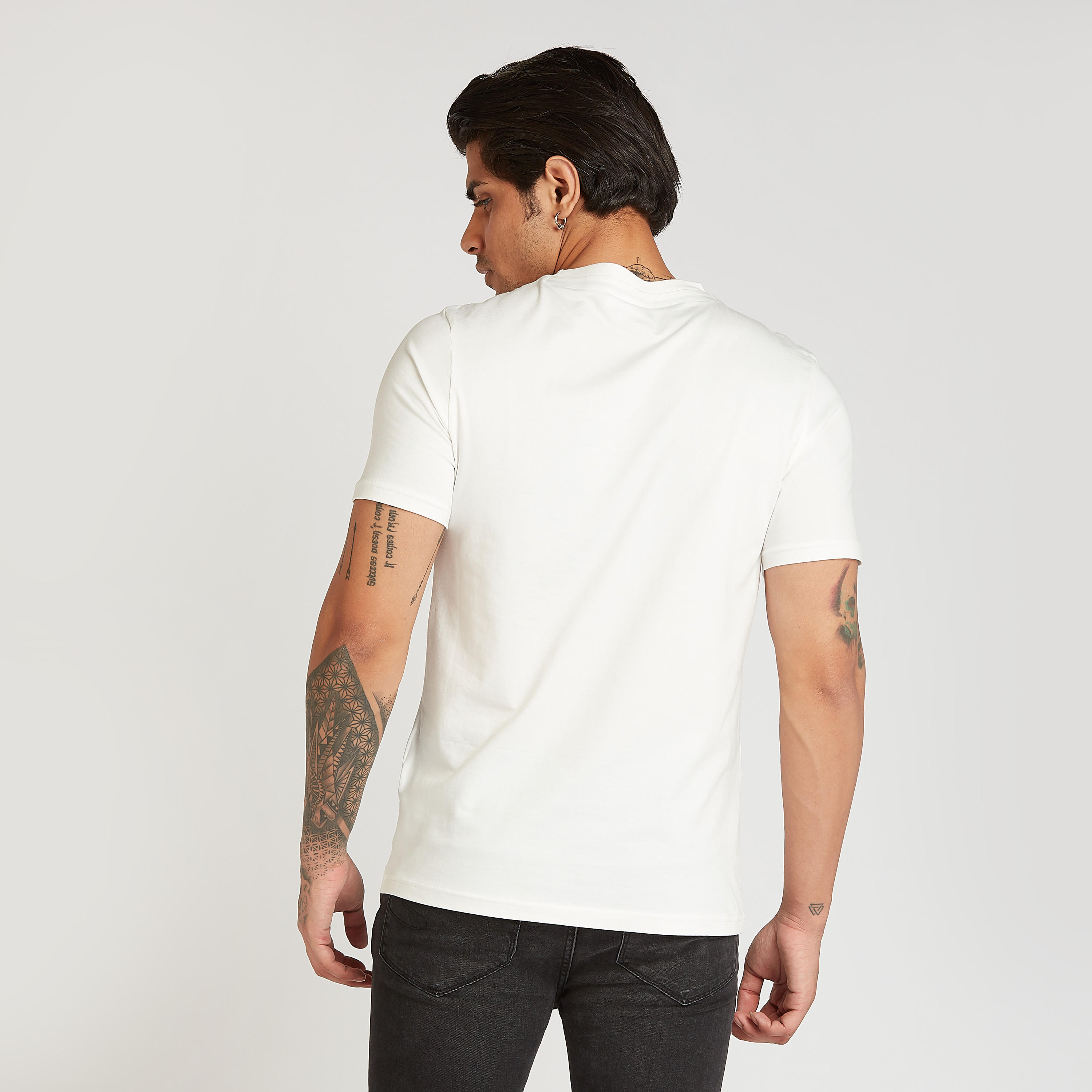 تيشيرت بقصة سليم بياقة ضيقة وأكمام قصيرة وطبعات ميكي ماوس-men-clothing-tshirtsandpolos-tshirts-image-4