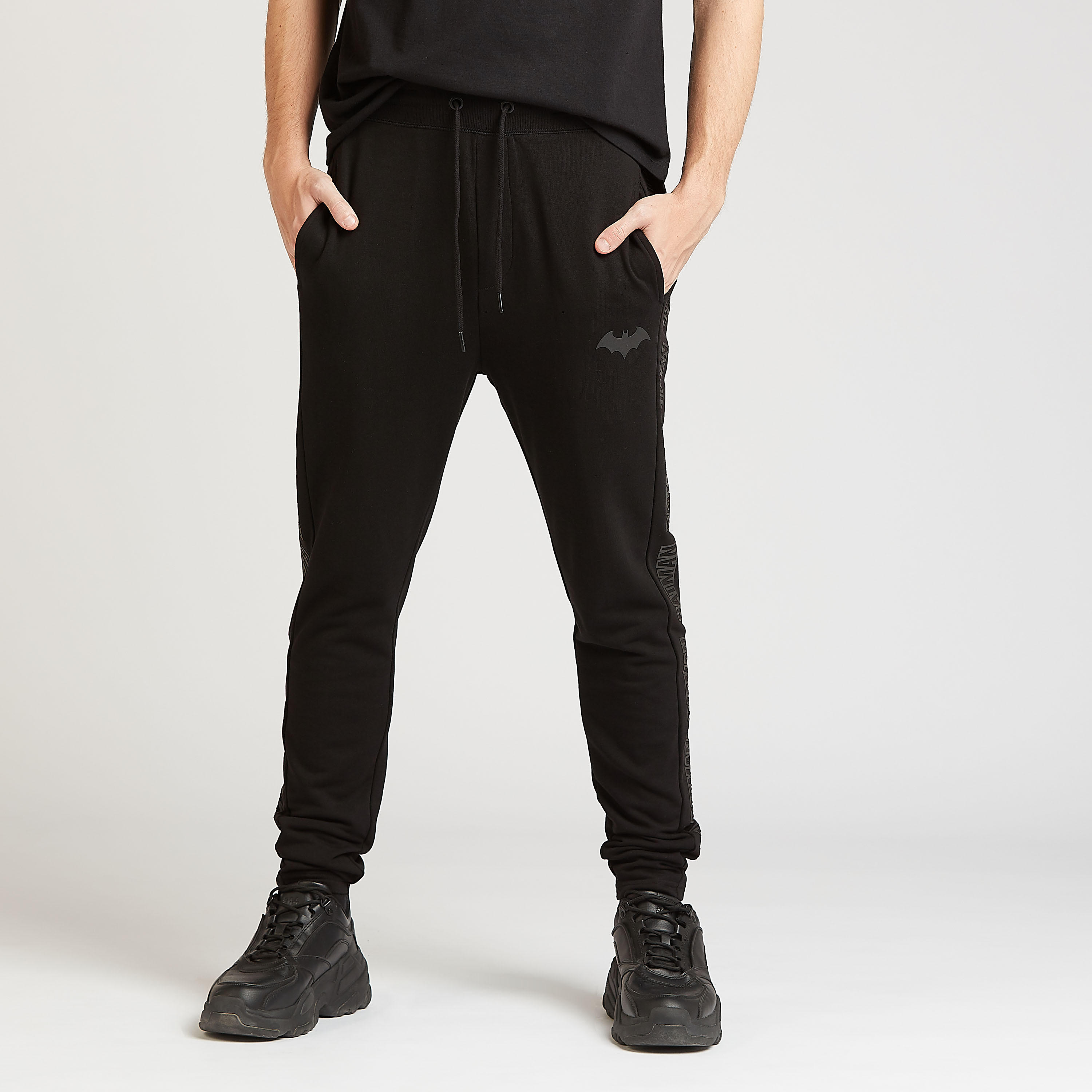 بنطلون رياضي مستدام  بجيوب ورباط وطبعات باتمان-men-clothing-bottoms-joggers-image-1