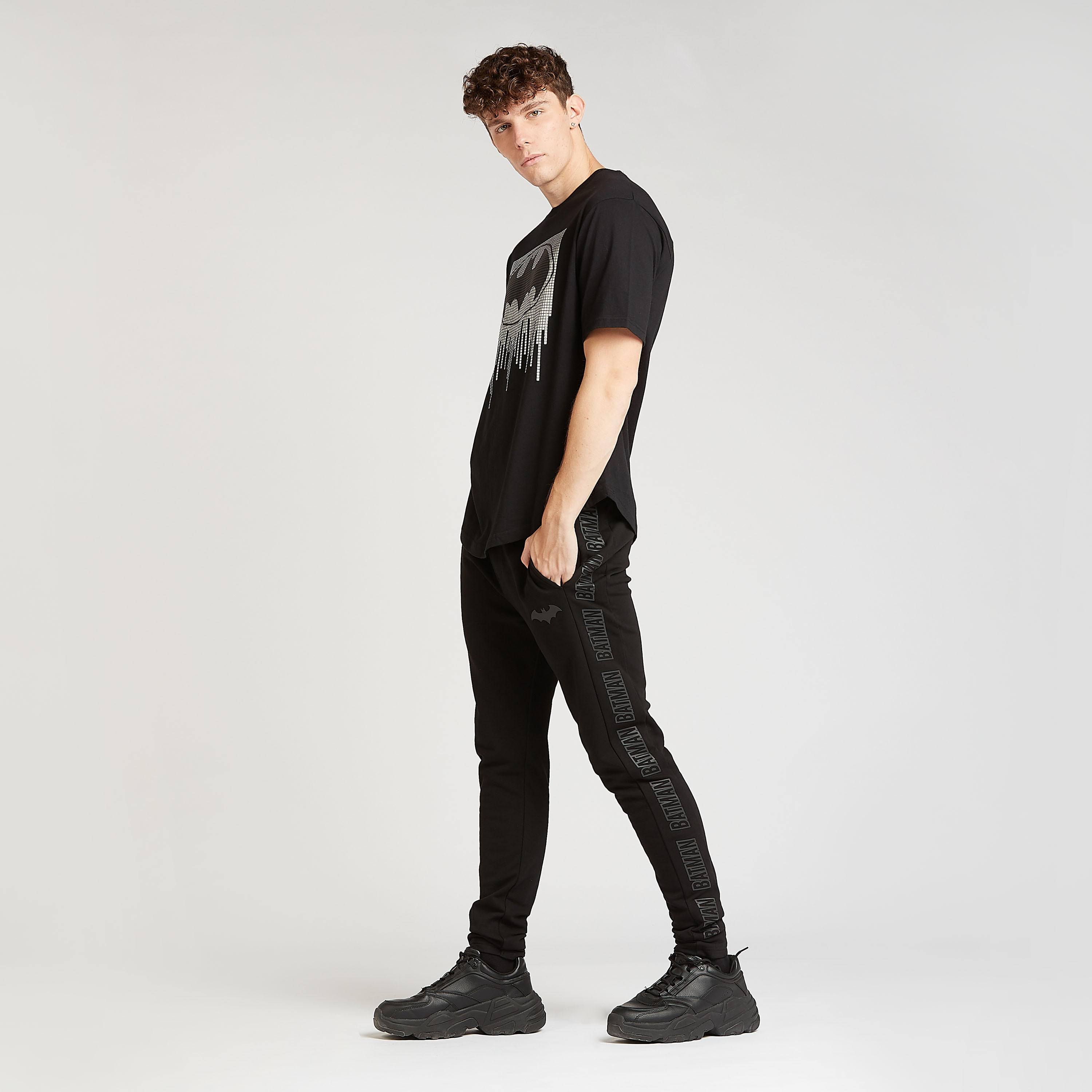 بنطلون رياضي مستدام  بجيوب ورباط وطبعات باتمان-men-clothing-bottoms-joggers-image-2