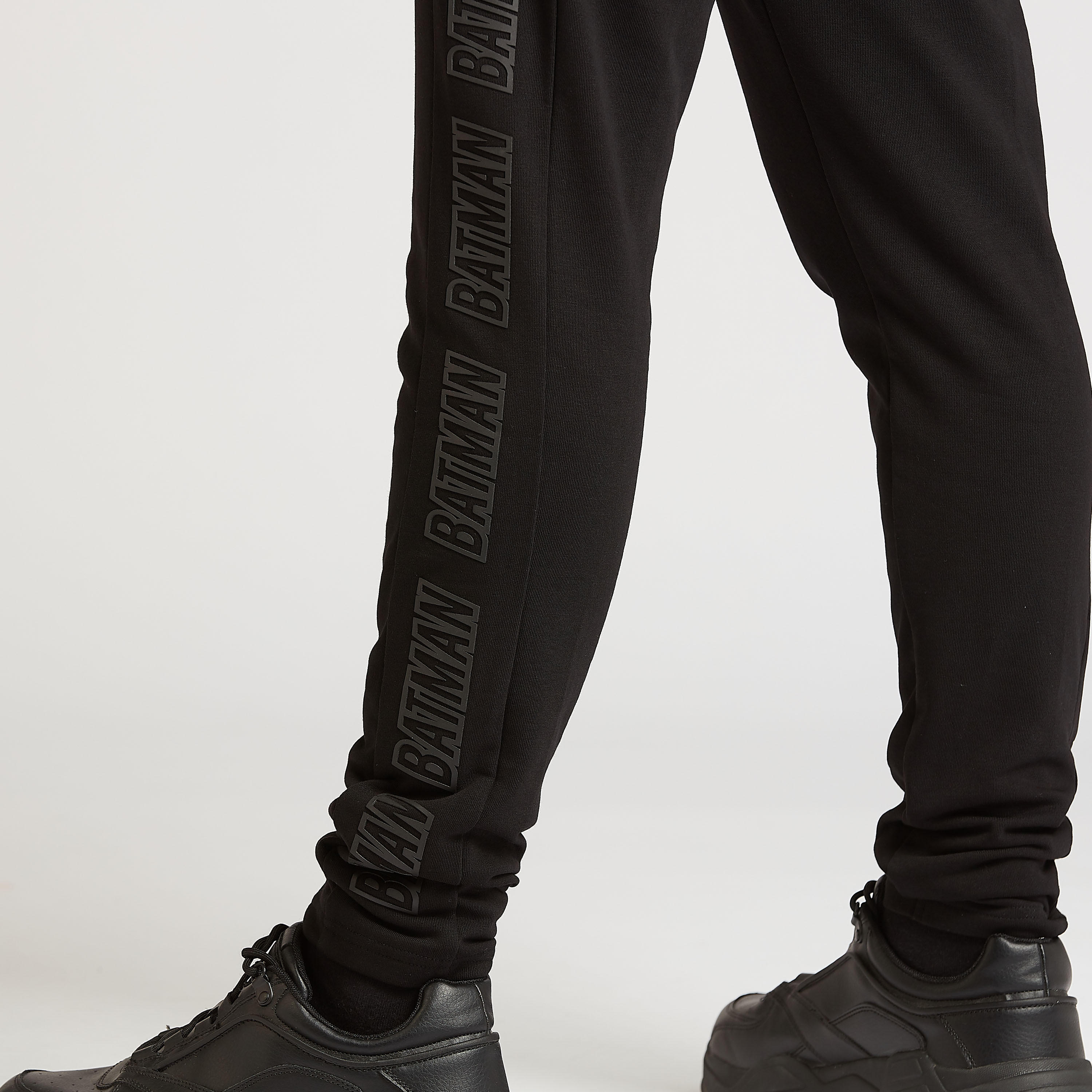 بنطلون رياضي مستدام  بجيوب ورباط وطبعات باتمان-men-clothing-bottoms-joggers-image-3