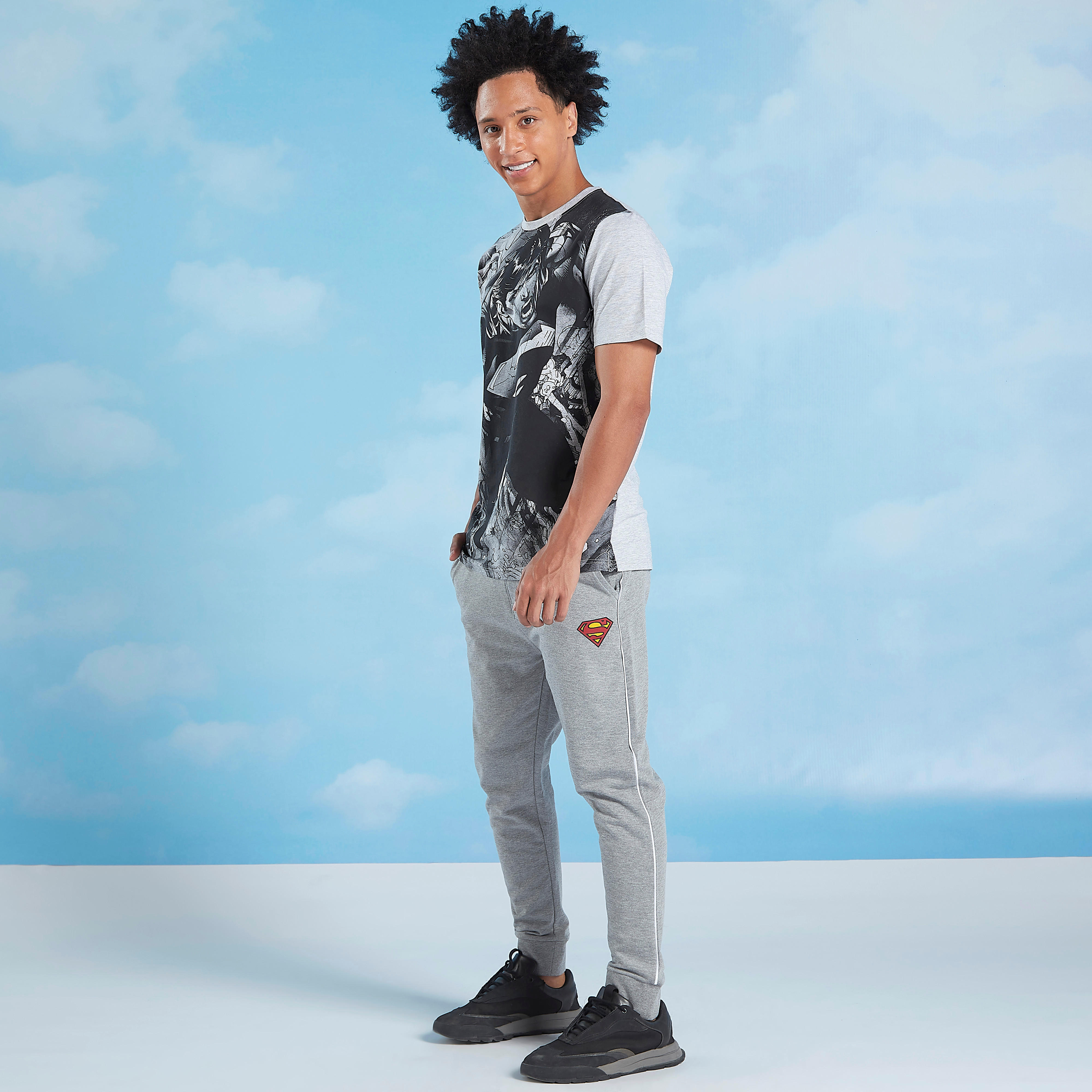 تيشيرت سليم بياقة ضيقة وأكمام قصيرة وطبعات سوبرمان-men-clothing-tshirtsandpolos-tshirts-image-3