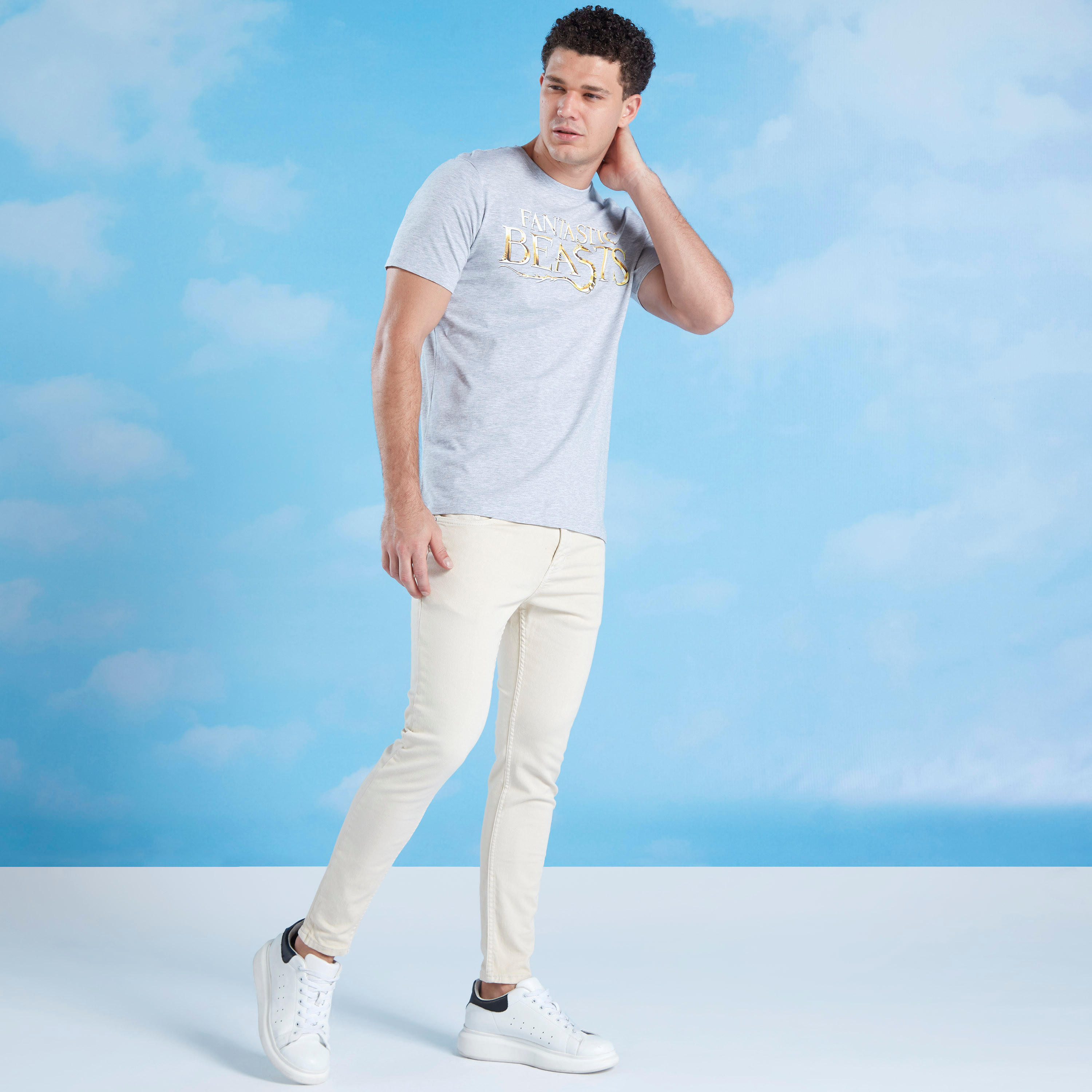 تيشيرت سليم فيت بياقة ضيّقة وطبعات فانتاستيك بيست-men-clothing-tshirtsandpolos-tshirts-image-2