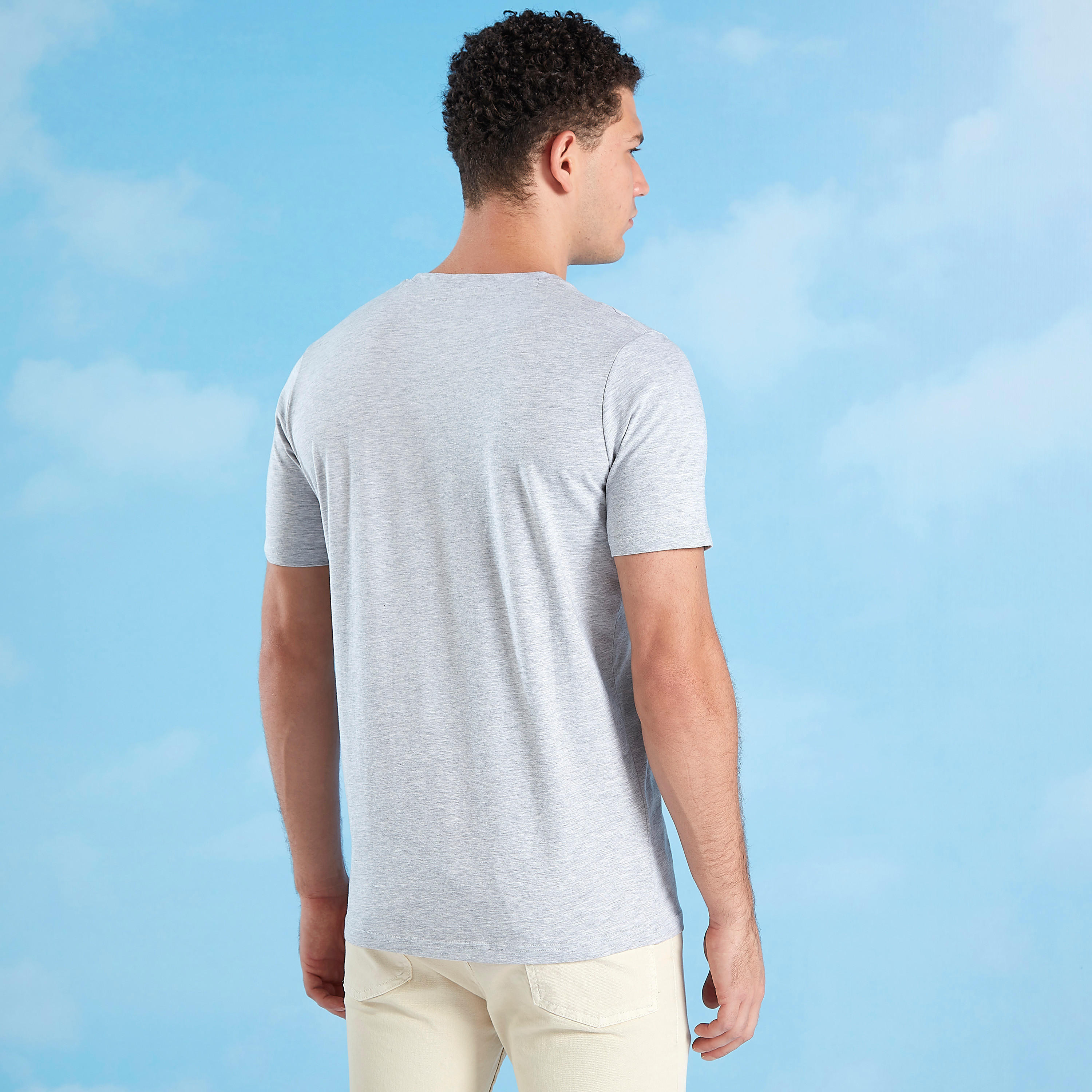 تيشيرت سليم فيت بياقة ضيّقة وطبعات فانتاستيك بيست-men-clothing-tshirtsandpolos-tshirts-image-4