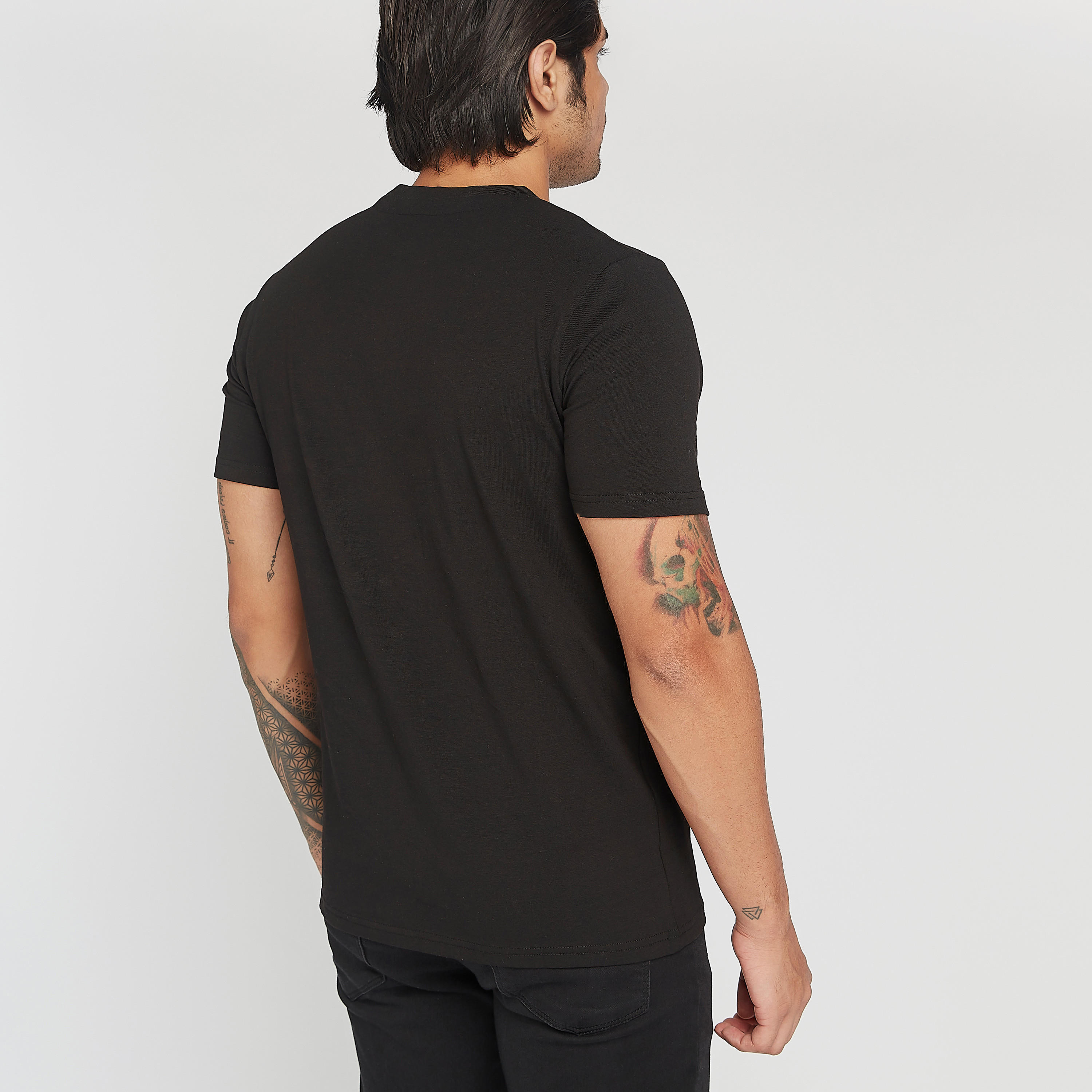 تيشيرت بياقة ضيقة وأكمام قصيرة وطبعات-men-clothing-tshirtsandpolos-tshirts-image-1