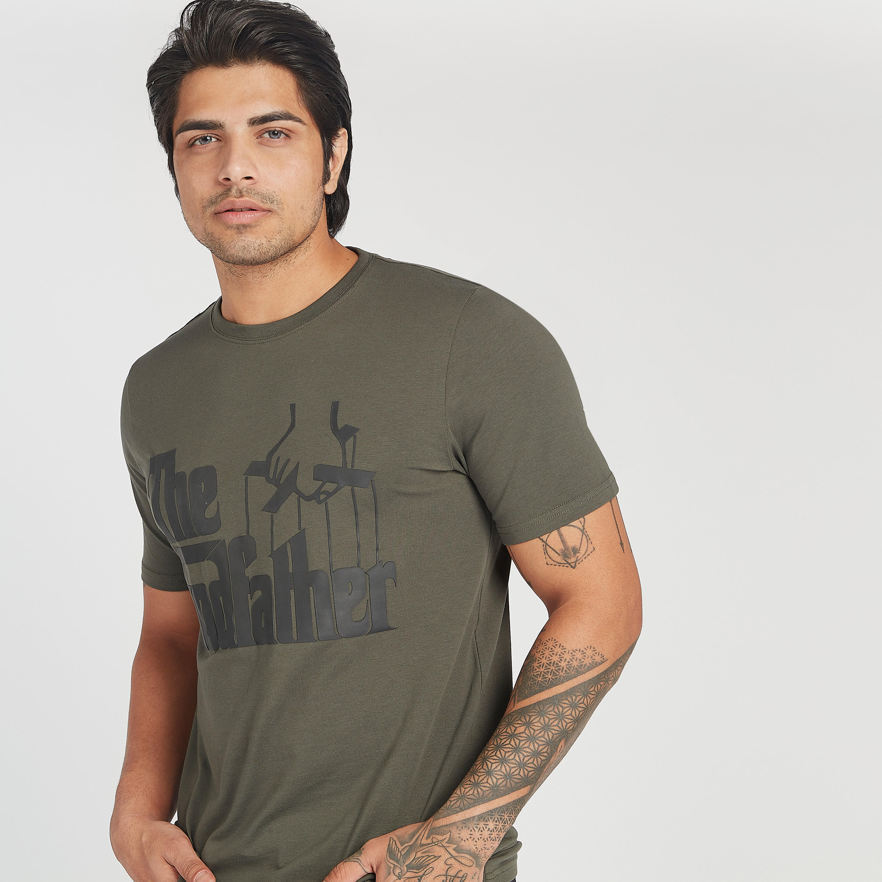 تيشيرت بياقة ضيّقة وأكمام قصيرة وطبعات ذي جود فاذر-men-clothing-tshirtsandpolos-tshirts-image-1