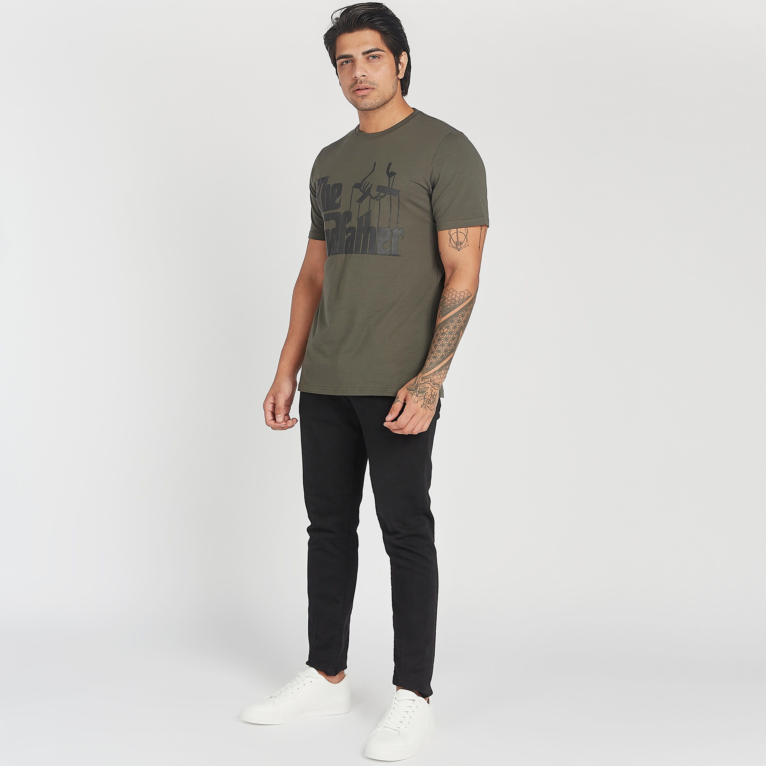تيشيرت بياقة ضيّقة وأكمام قصيرة وطبعات ذي جود فاذر-men-clothing-tshirtsandpolos-tshirts-image-2