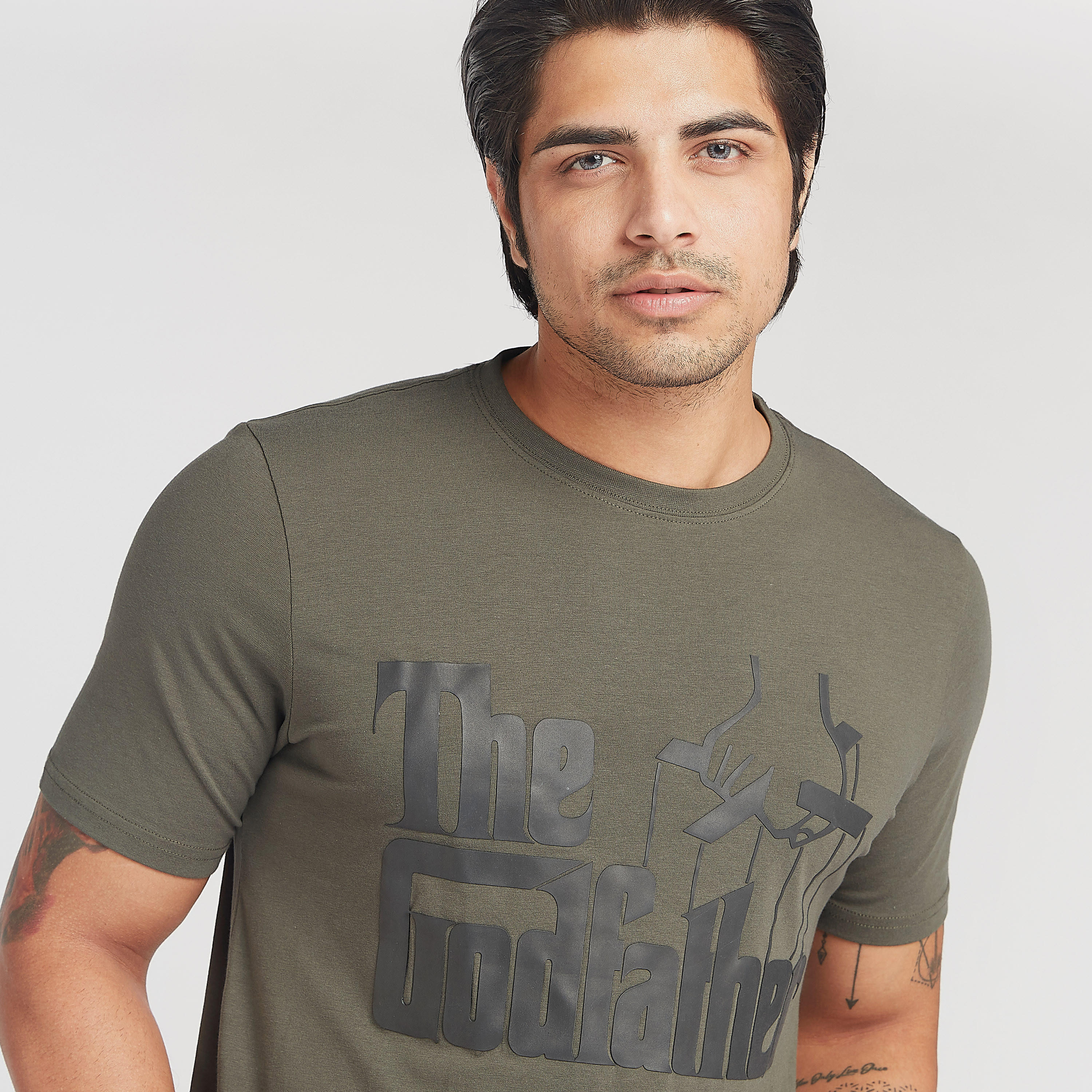 تيشيرت بياقة ضيّقة وأكمام قصيرة وطبعات ذي جود فاذر-men-clothing-tshirtsandpolos-tshirts-image-3