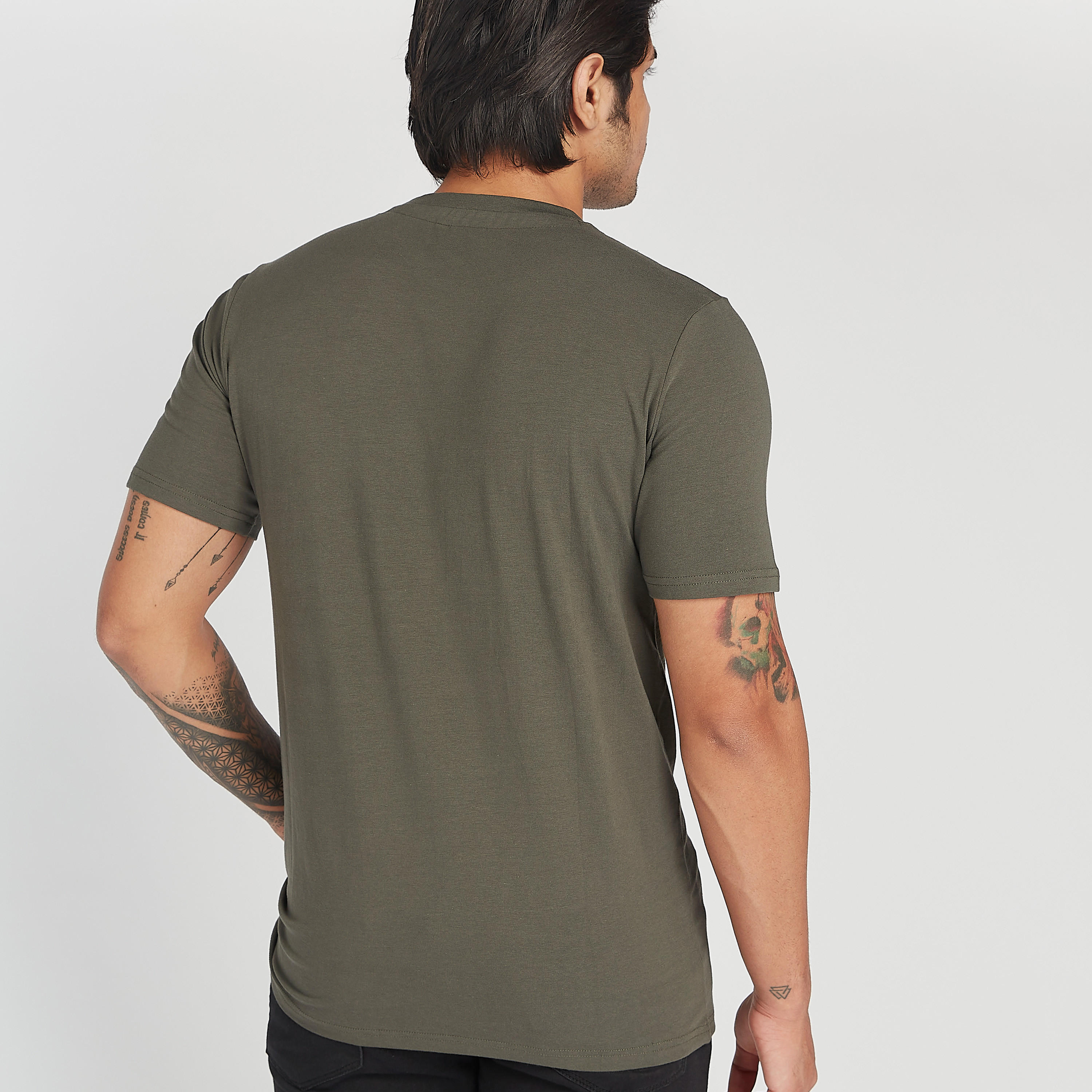 تيشيرت بياقة ضيّقة وأكمام قصيرة وطبعات ذي جود فاذر-men-clothing-tshirtsandpolos-tshirts-image-4