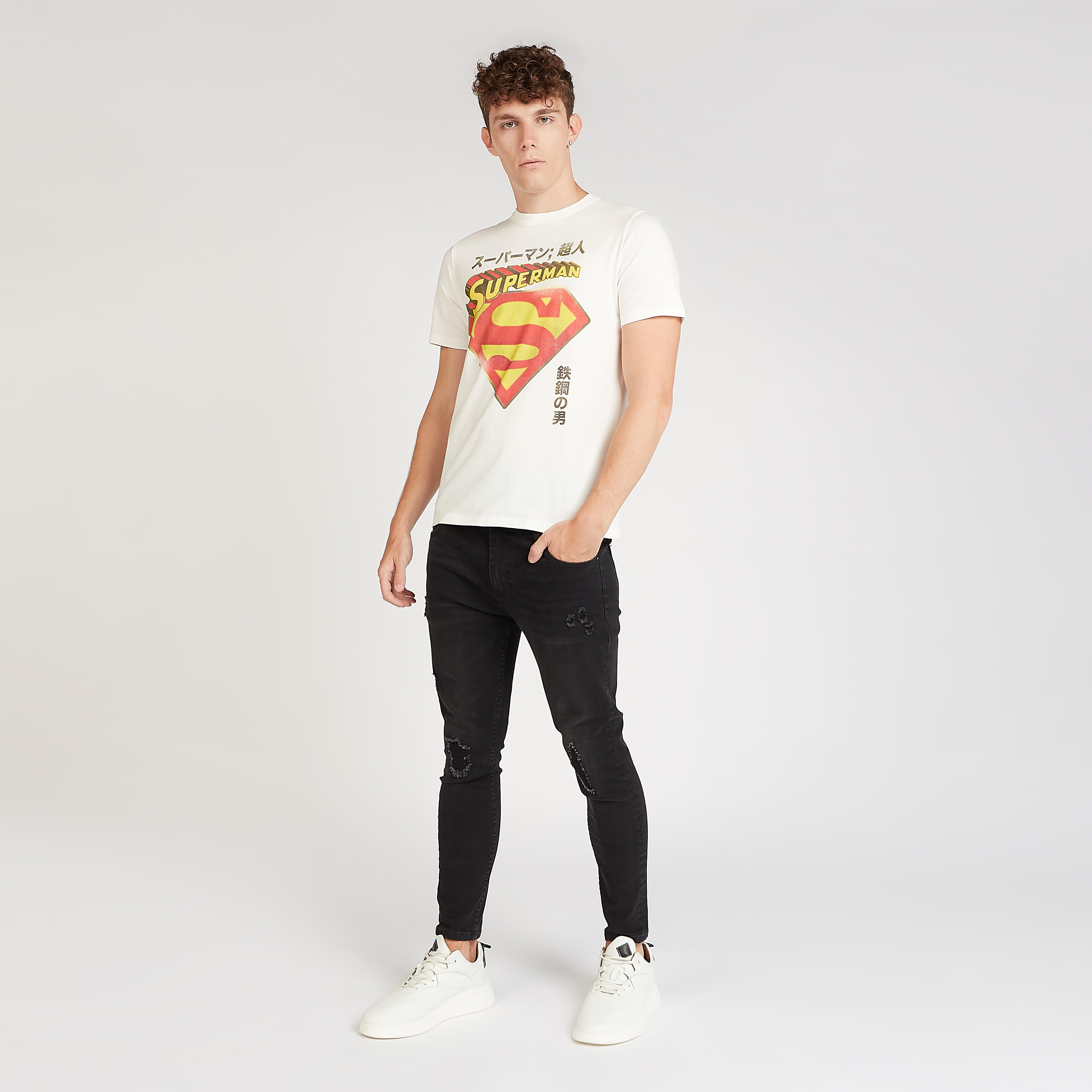 تيشيرت سليم فيت بياقة ضيّقة وأكمام قصيرة وطبعات سوبرمان-men-clothing-tshirtsandpolos-tshirts-image-2
