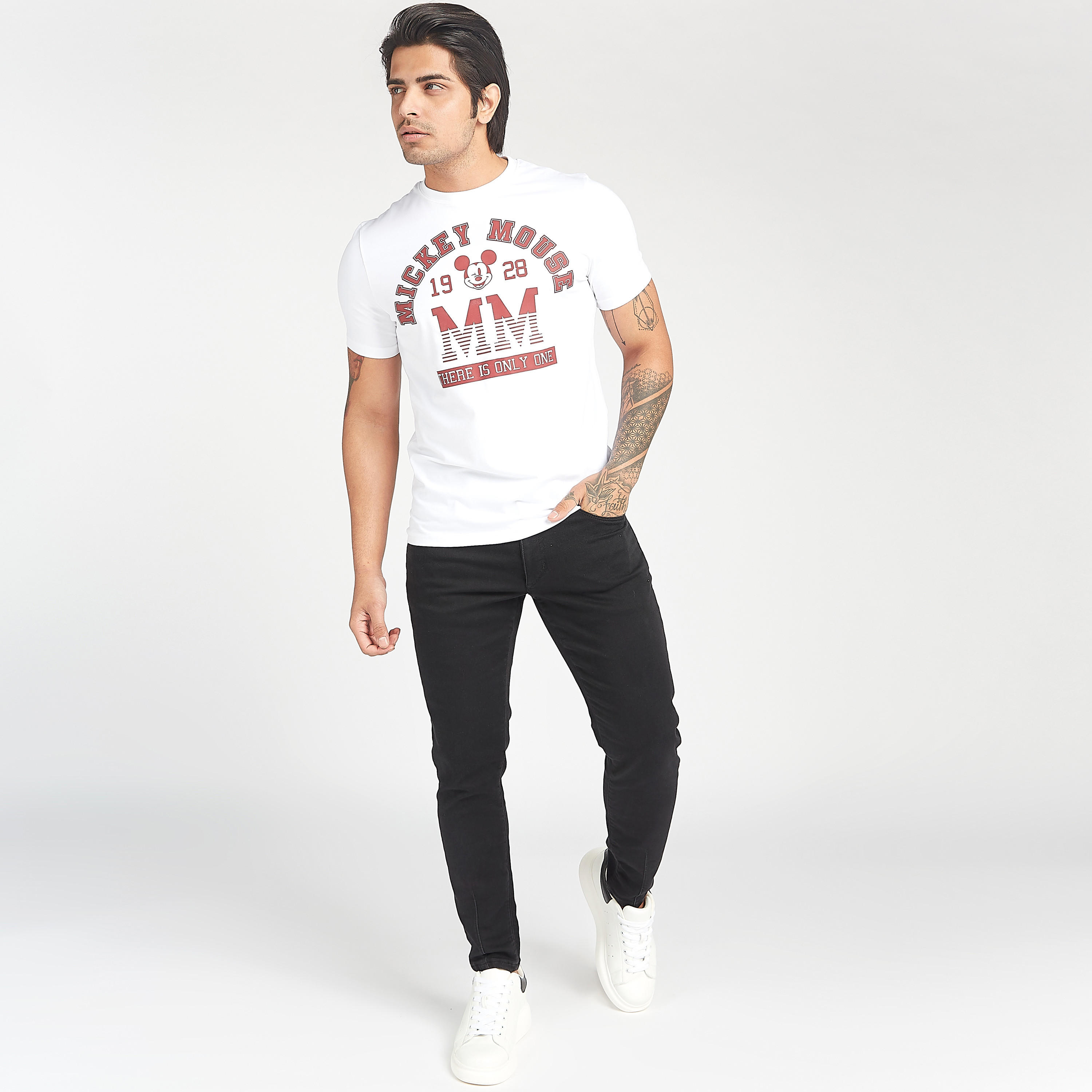تيشيرت بياقة ضيّقة وأكمام قصيرة وطبعات ميكي ماوس-men-clothing-tshirtsandpolos-tshirts-image-2