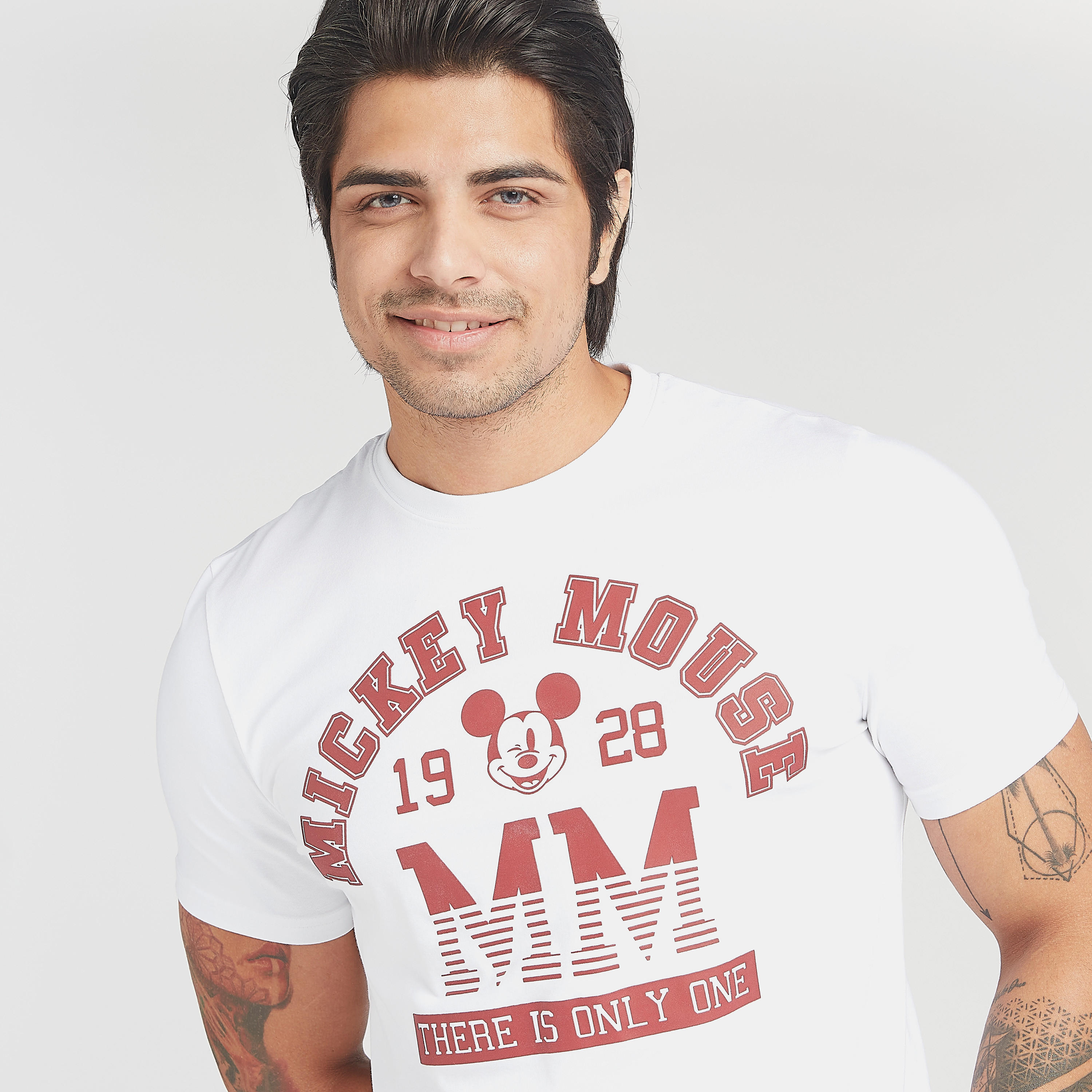 تيشيرت بياقة ضيّقة وأكمام قصيرة وطبعات ميكي ماوس-men-clothing-tshirtsandpolos-tshirts-image-3